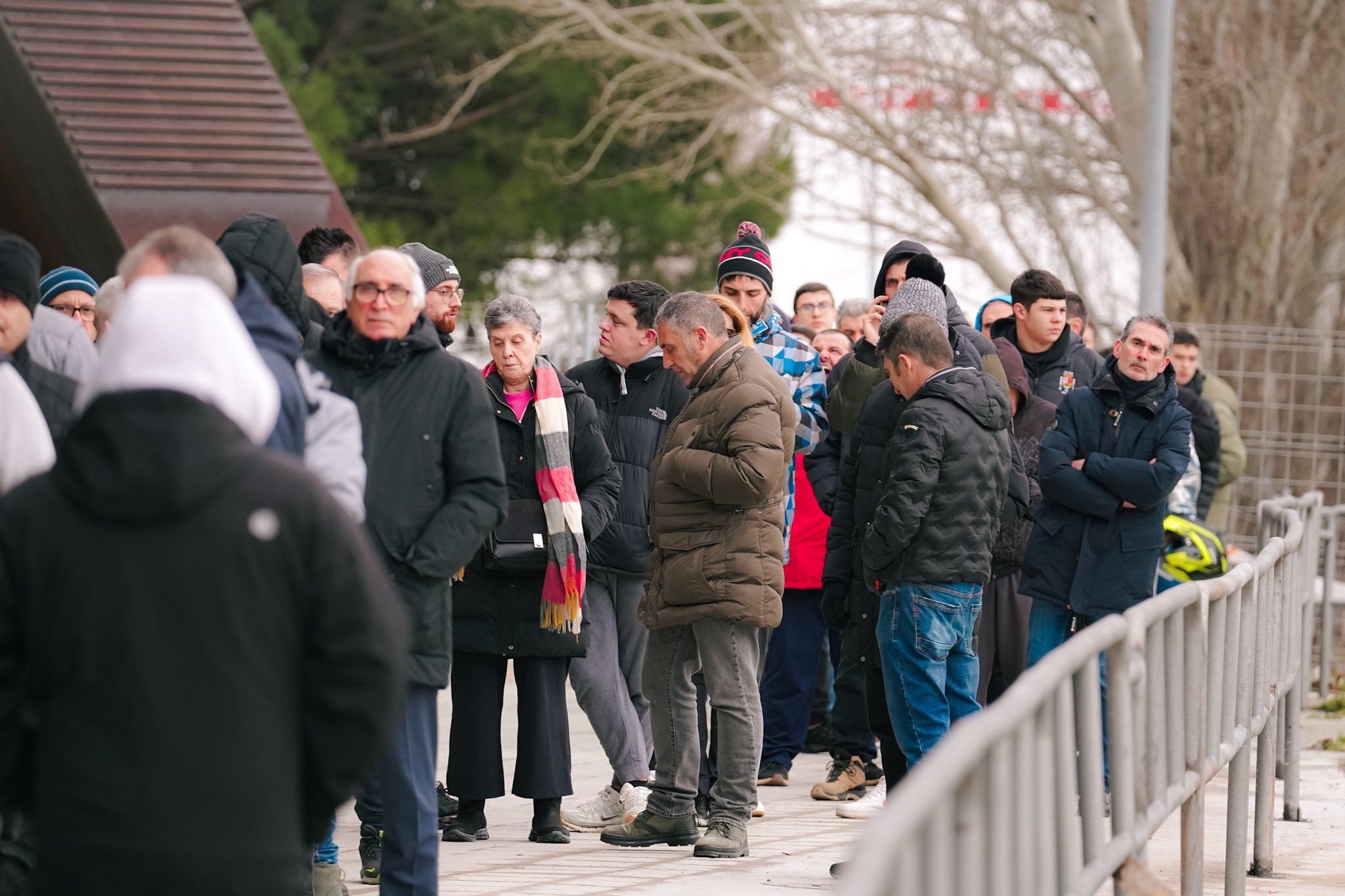 Los socios de la Cultural hacen cola en el Reino para sacar entradas contra el Athletic. | CYD