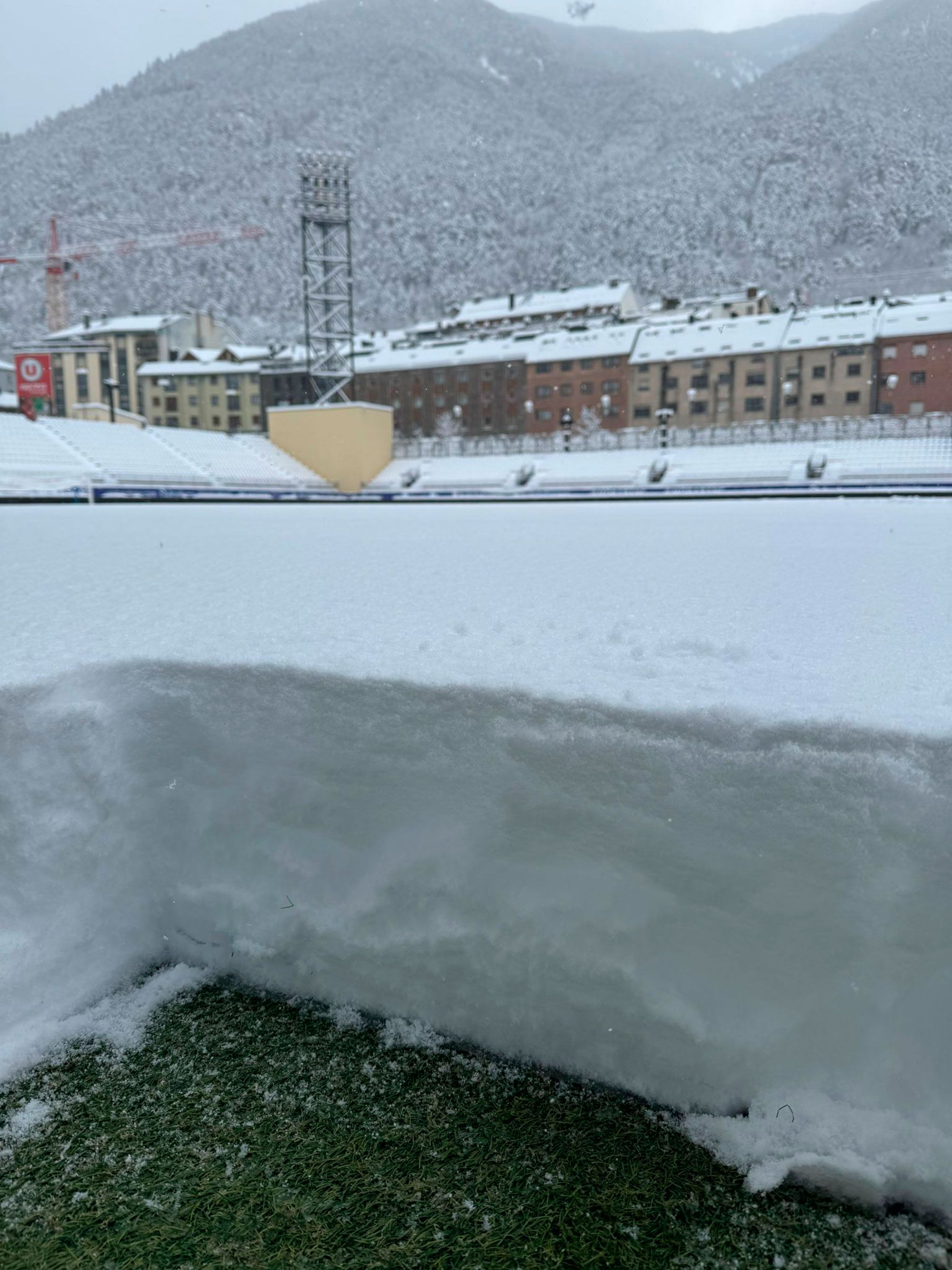 Estado del terreno de juego donde debía jugarse el partido tras la nevada. | LAPUENTECILLA