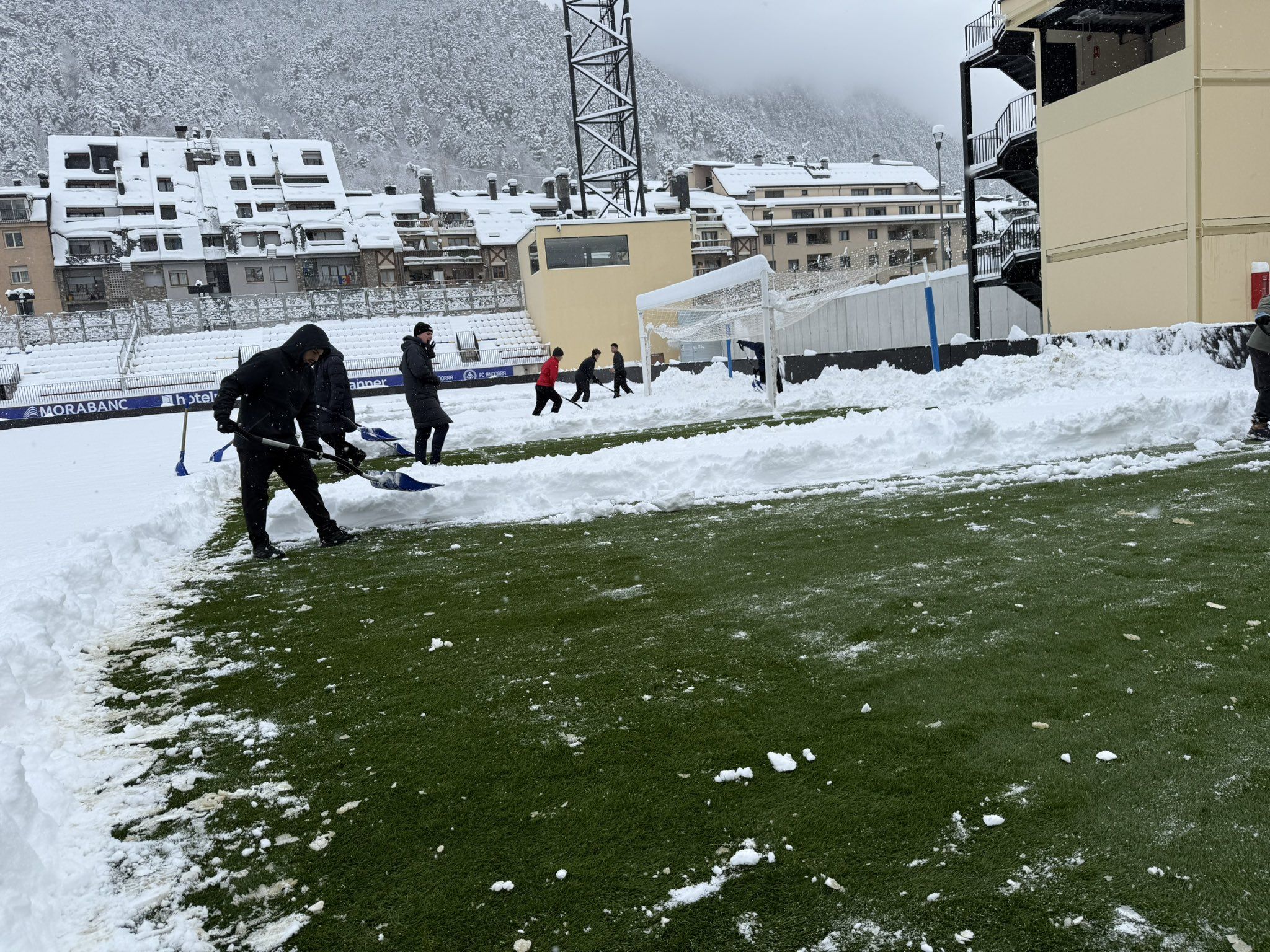 Los operarios retiran la nieve del campo. | CYD Los operarios retiran la nieve del campo. | CYD