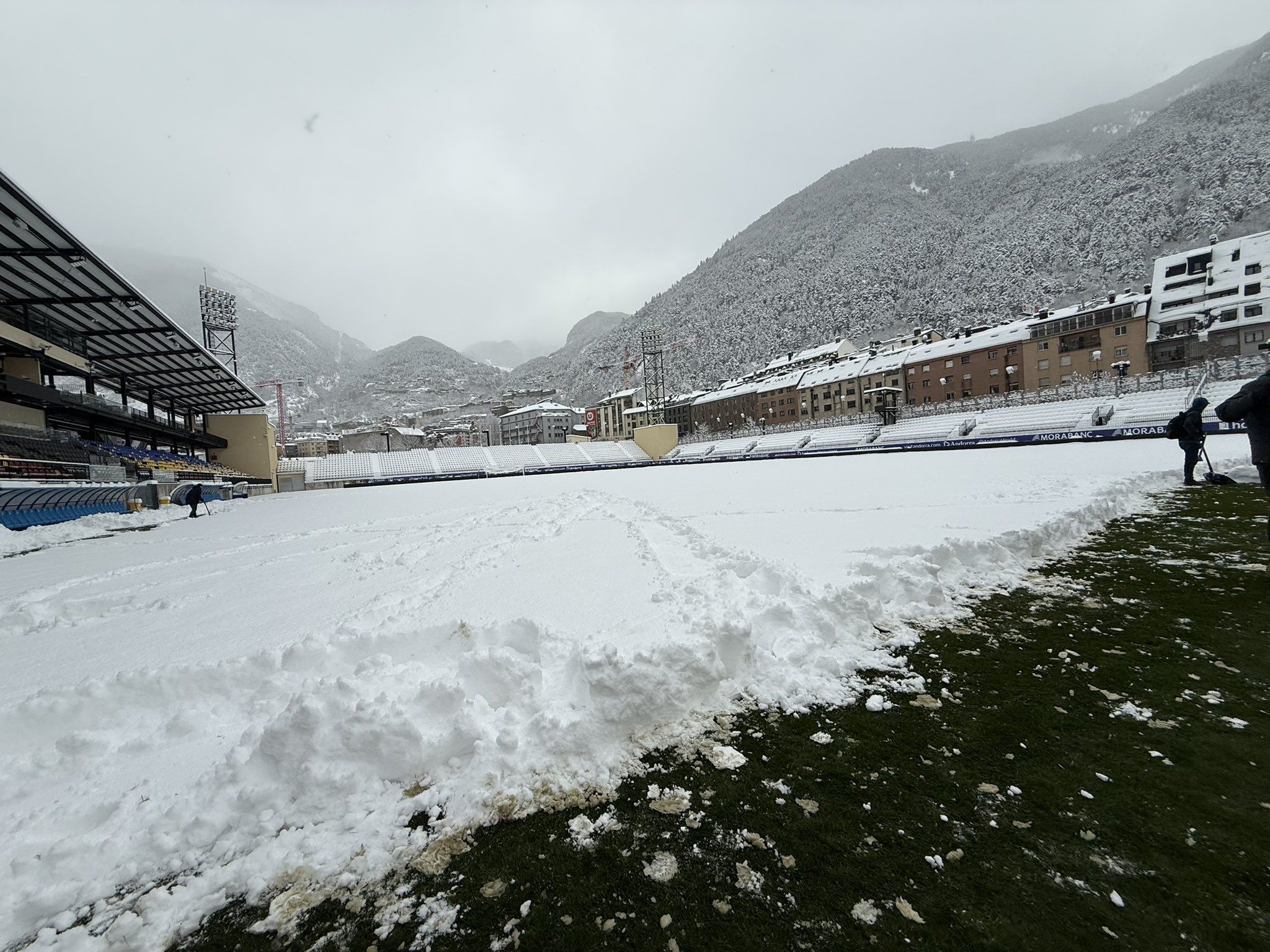 Poco a poco se va retirando la nieve del campo. | CYD