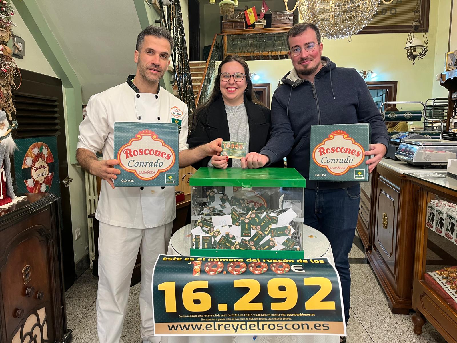 Imagen de los agraciados con el premio de la Confitería Conrado. | LNC