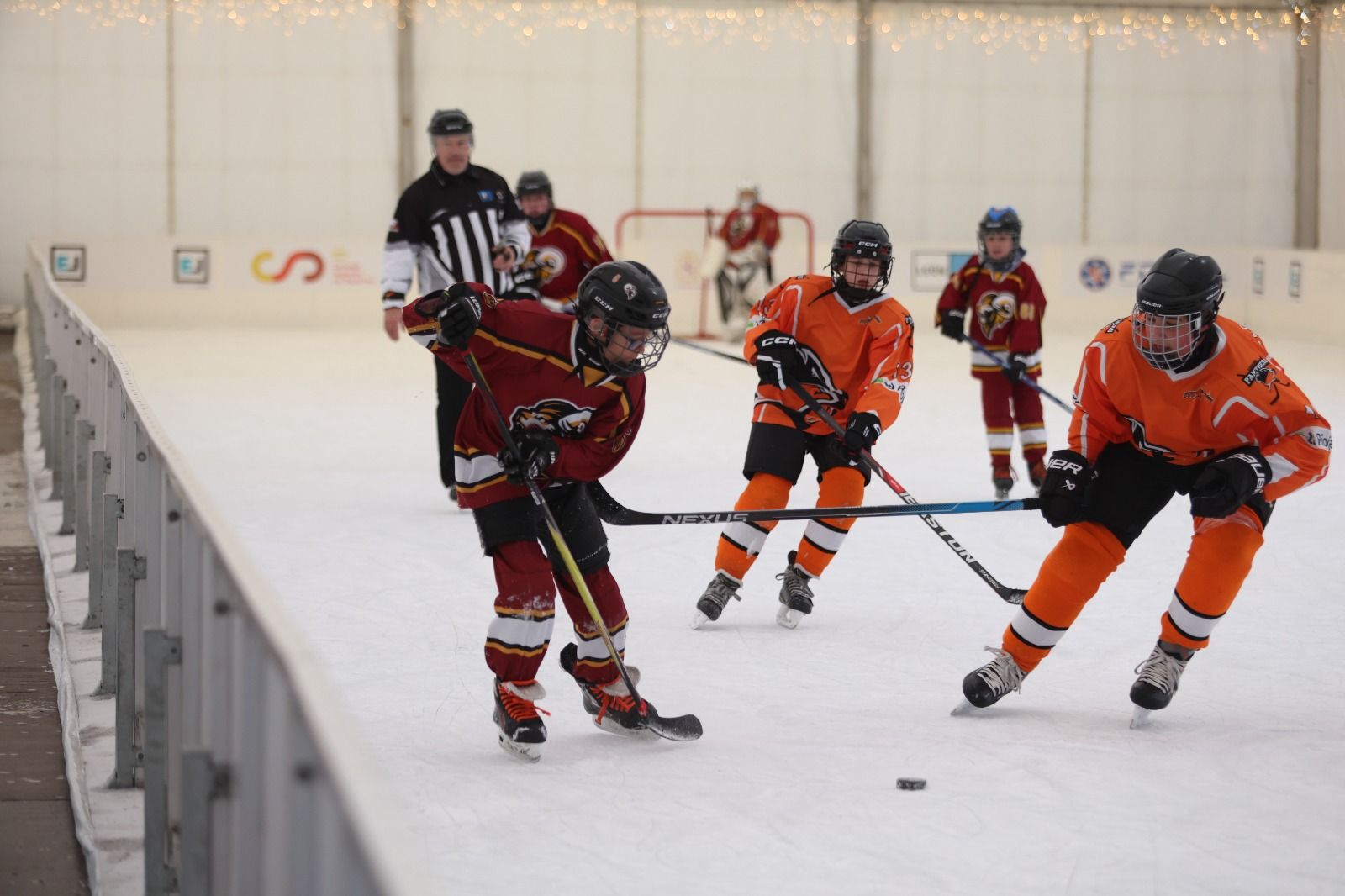 La pista de hielo del Espacio León acoge durante este fin de semana el Festival de Hockey Hielo U13. FERNANDO OTERO (8)