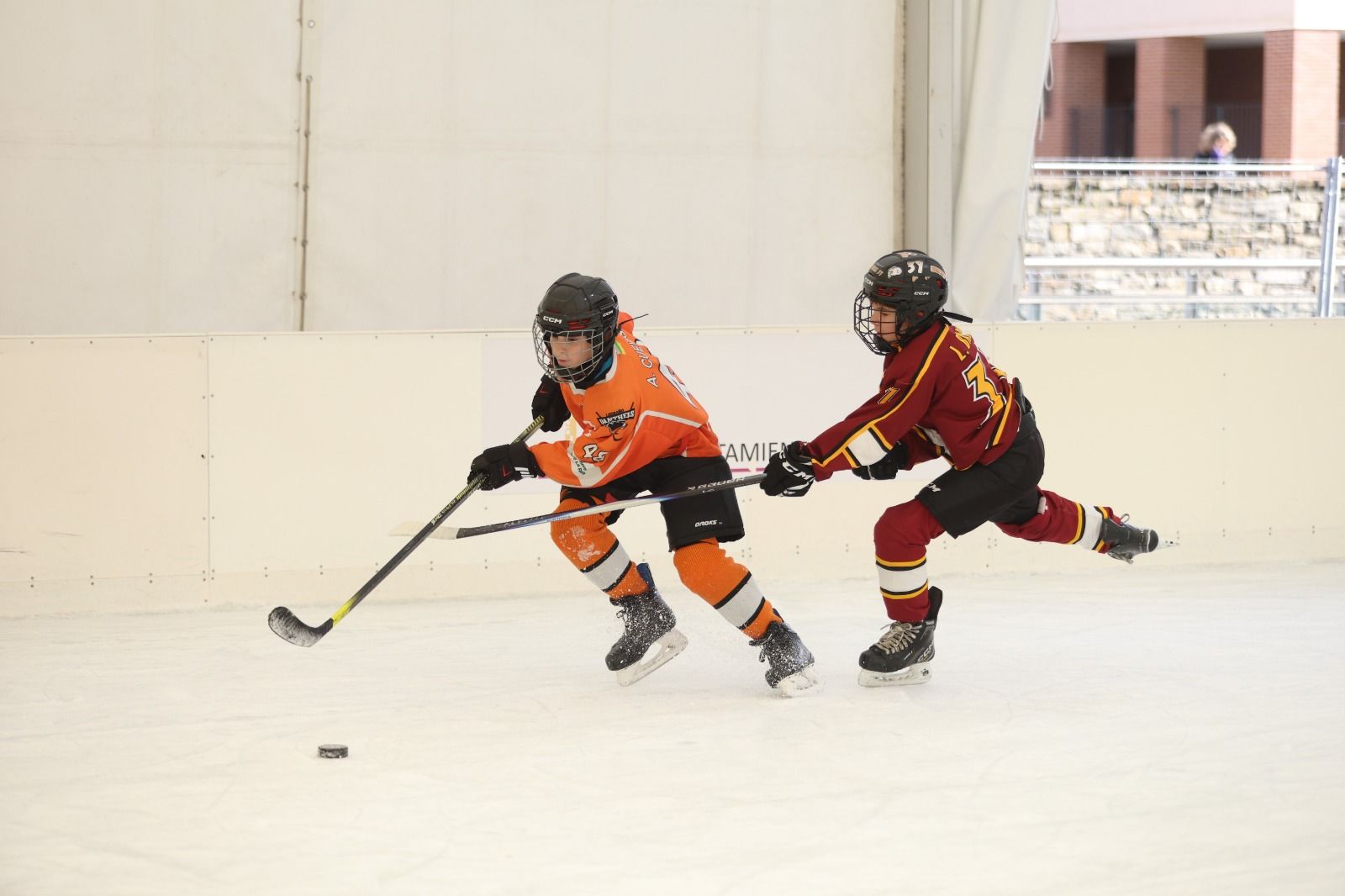 La pista de hielo del Espacio León acoge durante este fin de semana el Festival de Hockey Hielo U13. FERNANDO OTERO (7)