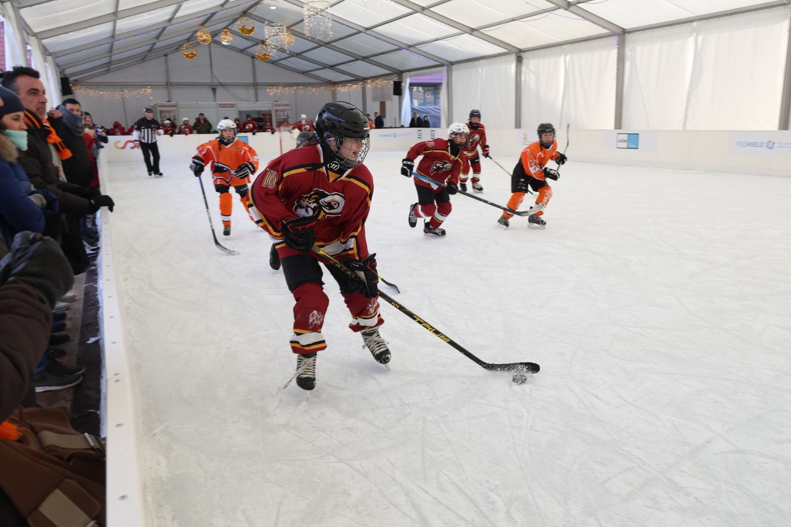 La pista de hielo del Espacio León acoge durante este fin de semana el Festival de Hockey Hielo U13. FERNANDO OTERO (1)