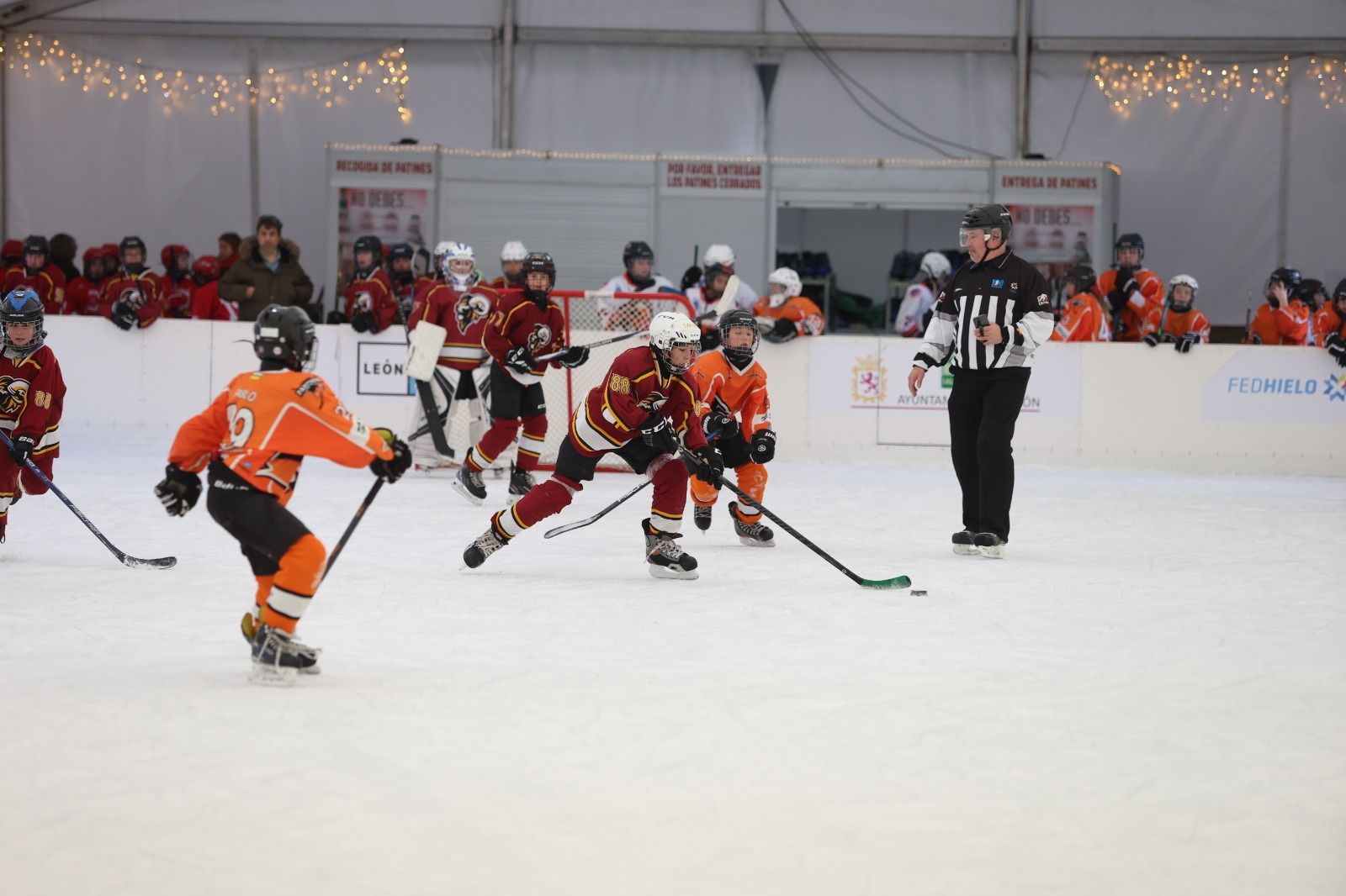 La pista de hielo del Espacio León acoge durante este fin de semana el Festival de Hockey Hielo U13. FERNANDO OTERO (2)