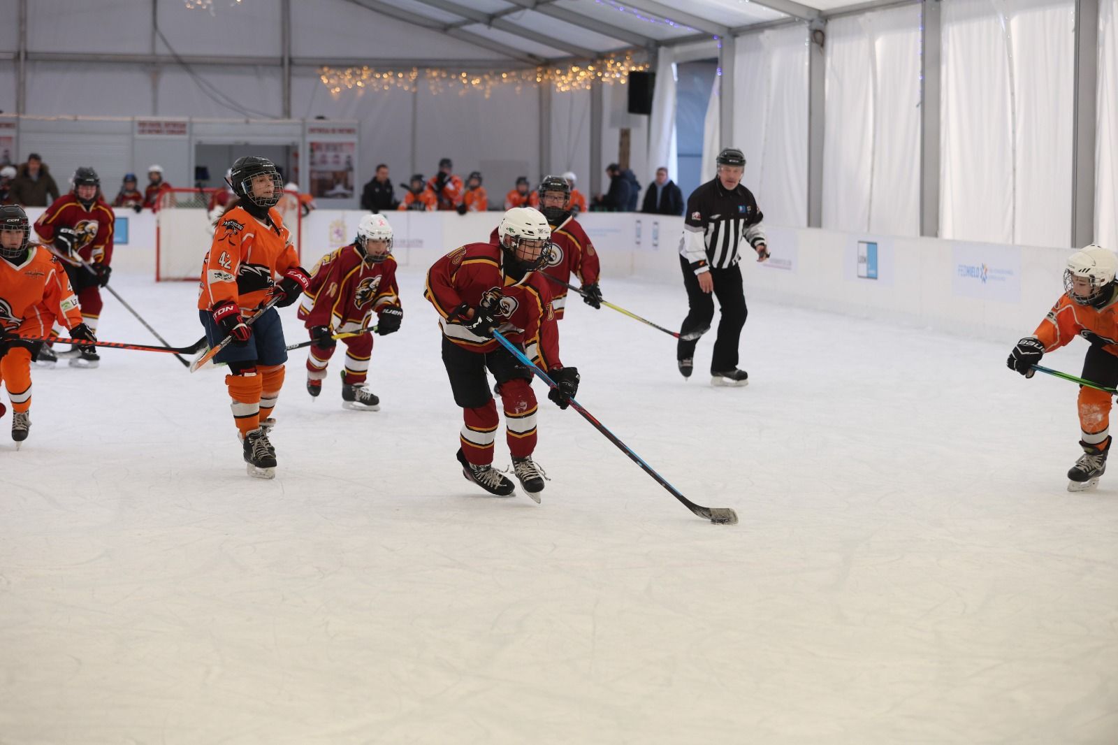 La pista de hielo del Espacio León acoge durante este fin de semana el Festival de Hockey Hielo U13. FERNANDO OTERO (3)