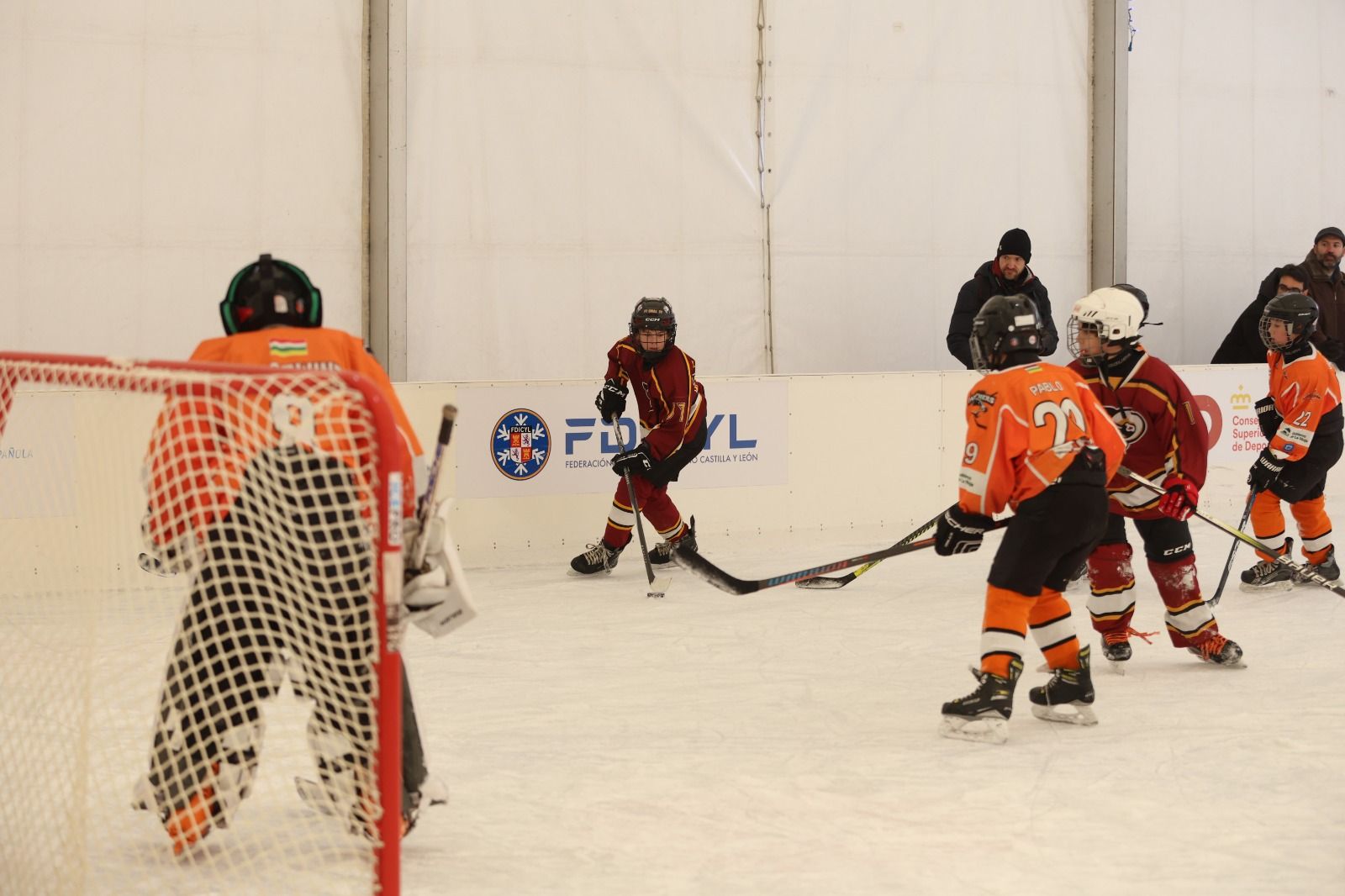 La pista de hielo del Espacio León acoge durante este fin de semana el Festival de Hockey Hielo U13. FERNANDO OTERO (4)