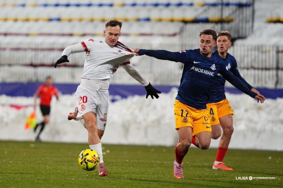 Tresaco es agarrado por Carrique en el Andorra - Cultural. | LALIGA