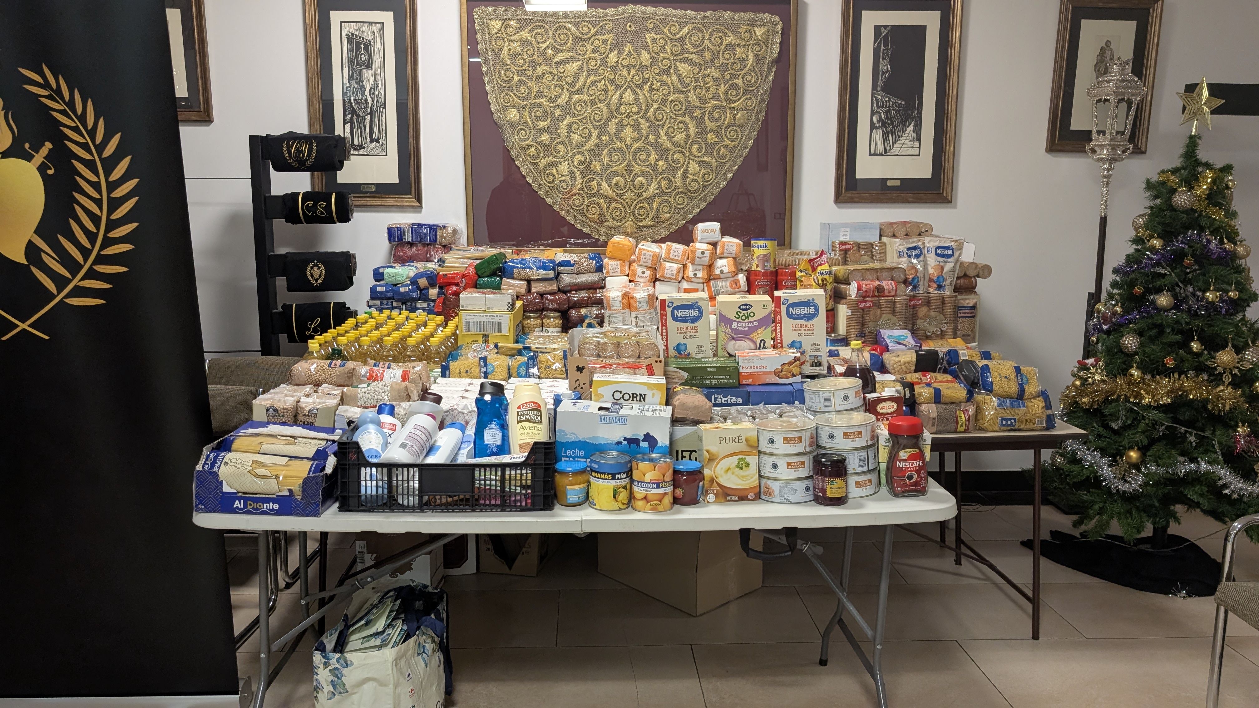 Entrega de los alimentos recogidos gracias a la bolsa social de la Cofradía de Angustias y Soledad. | L.N.C.