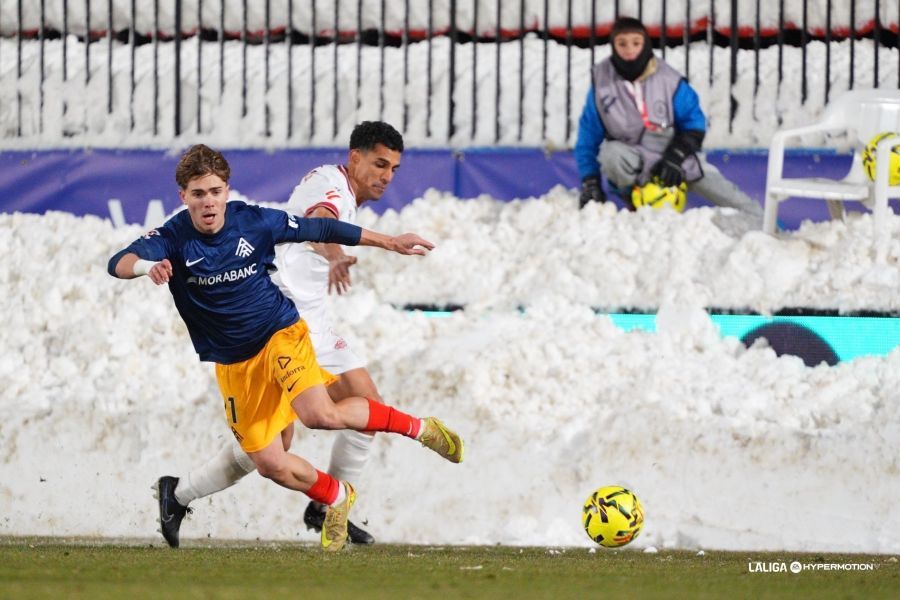 Víctor García derriba a Cerdá en una acción del Andorra - Cultural. | LALIGA Víctor García derriba a Cerdá en una acción del Andorra - Cultural. | LALIGA