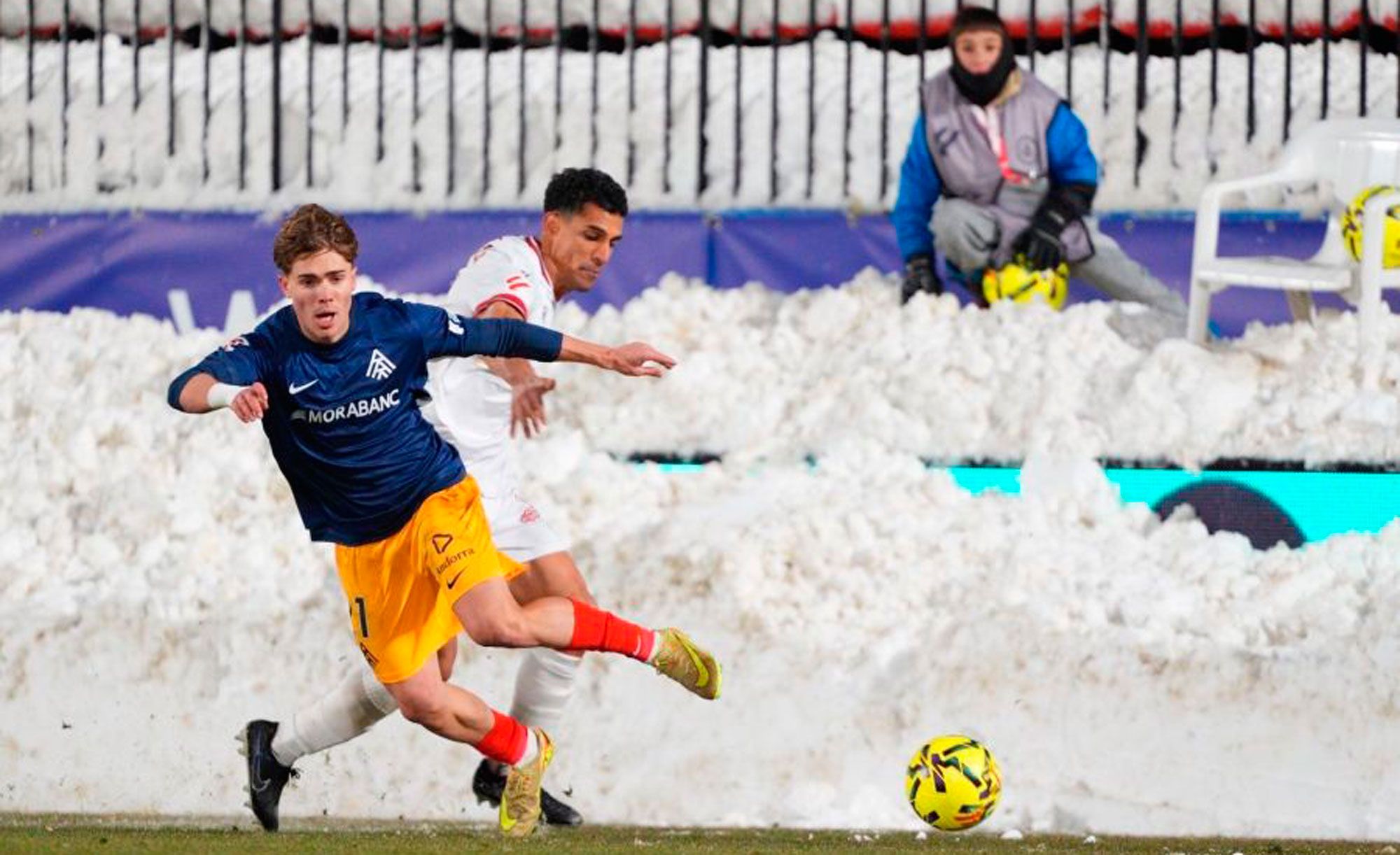 Víctor García derriba a Cerdá en una acción del Andorra - Cultural. | LALIGA