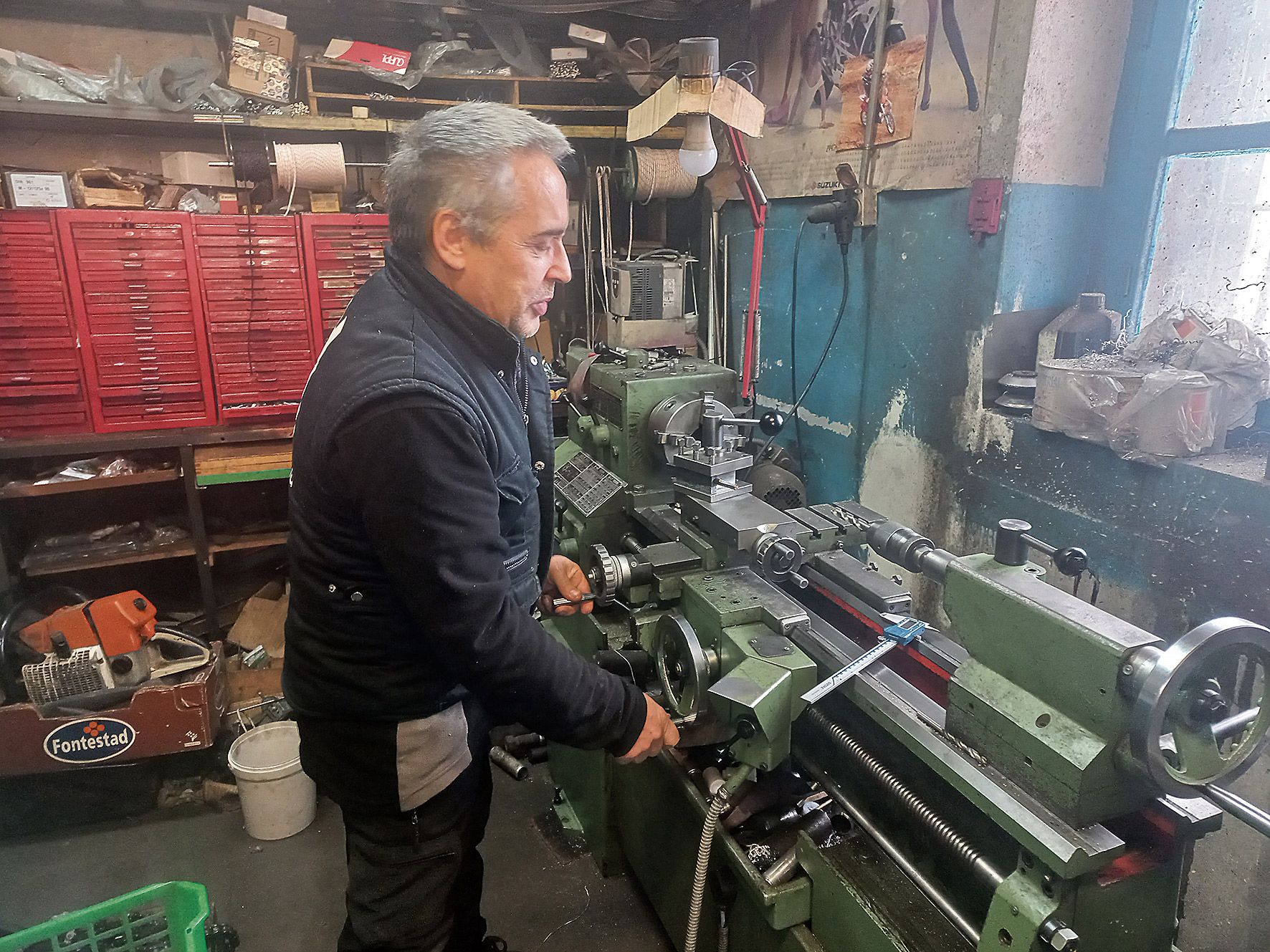 Pepín Martínez trabajando en el torno, «es lo que más me gusta, mi verdadera vocación era la de haber sido tornero», dice convencido. | FULGENCIO FERNÁNDEZ