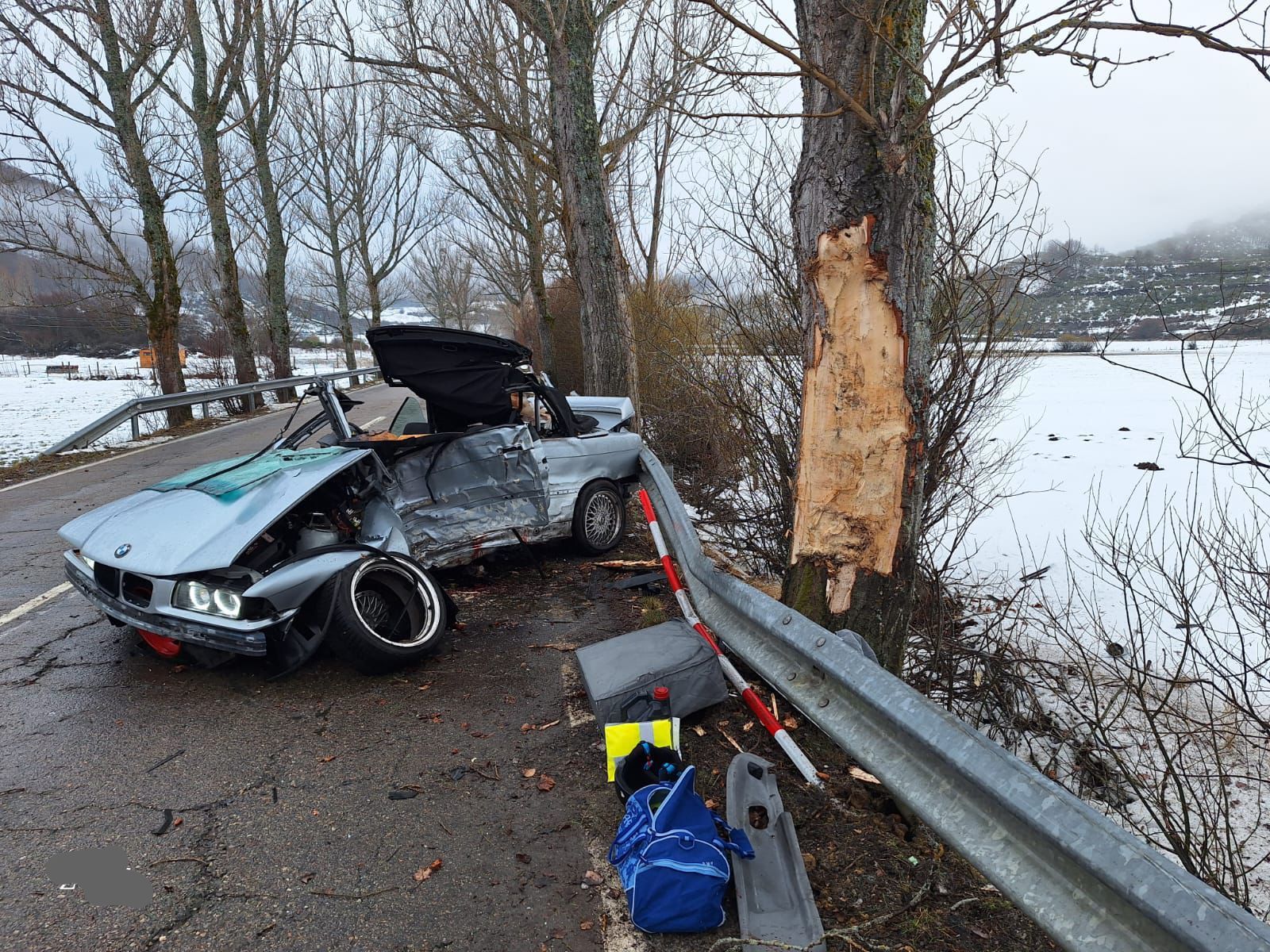 Así quedó el vehículo siniestrado tras el accidente ocurrido a la altura del kilómetro 29 de la carretera LE-331, en el municipio de Puebla de Lillo, donde ha muerto un joven de 25 años. 