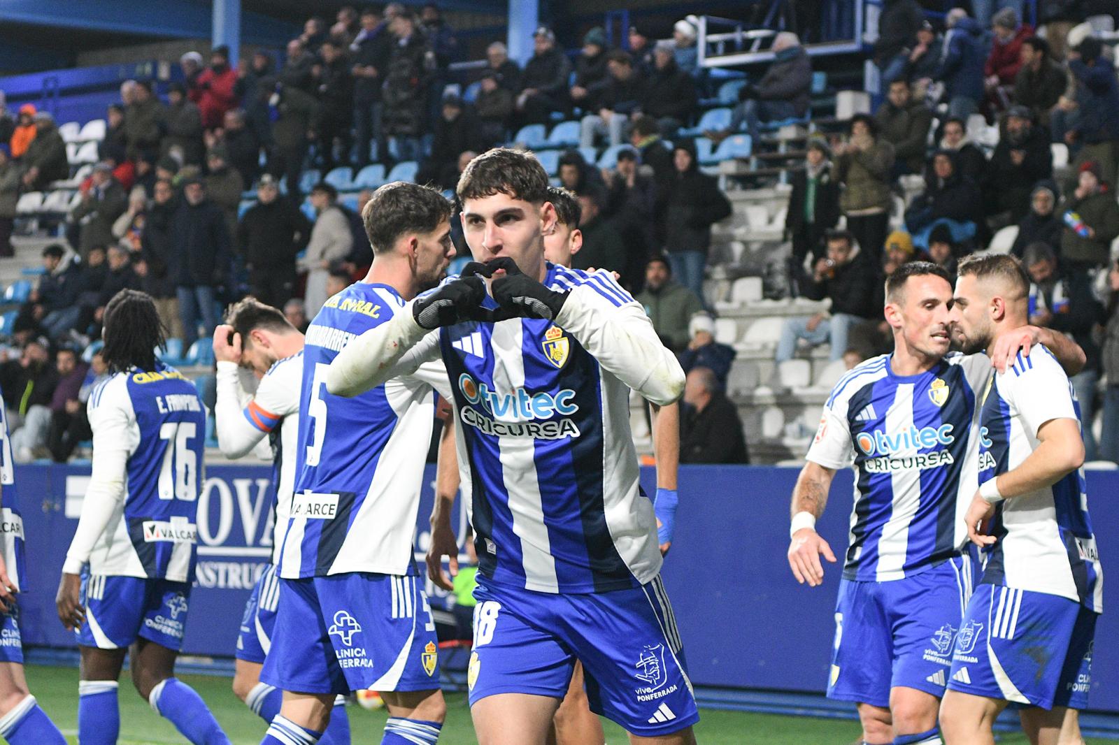Borja Vázquez celebrando el primer tanto de la Ponferradina ante el Ourense. ENRIQUE RAMÓN