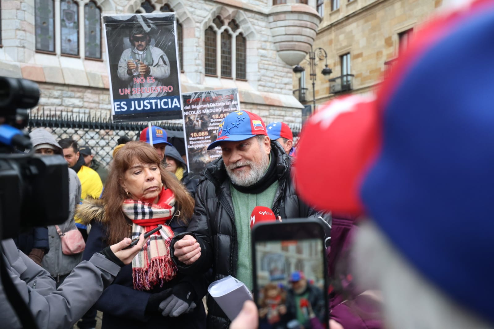Protesta del pueblo de Venezuela residente en León pidiendo un cambio político en su país tras la captura de Maduro. | FERNANDO OTERO