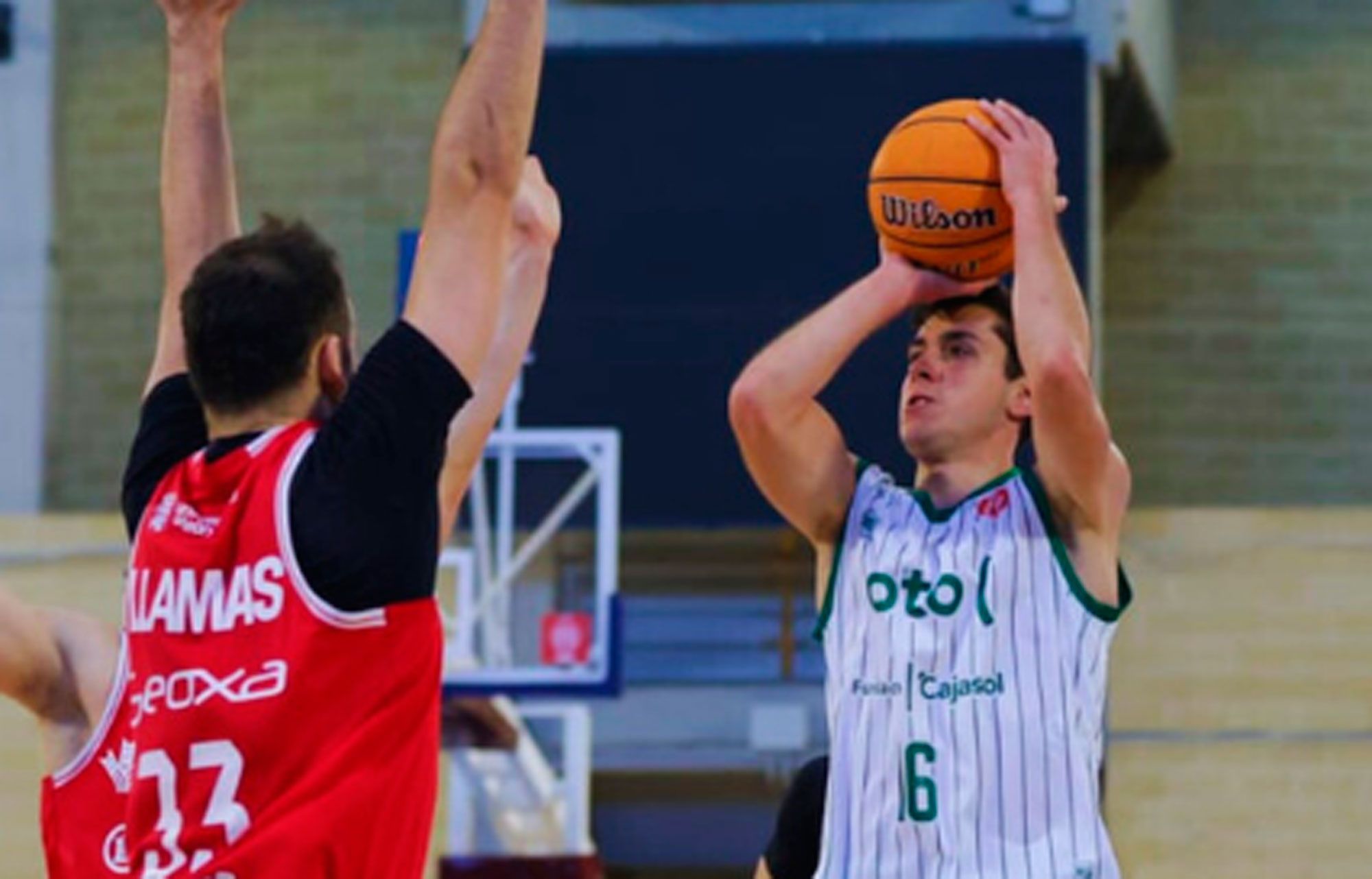 Llamas intenta taponar el tiro durante el partido de la Cultural en Córdoba. | CBCÓRDOBA