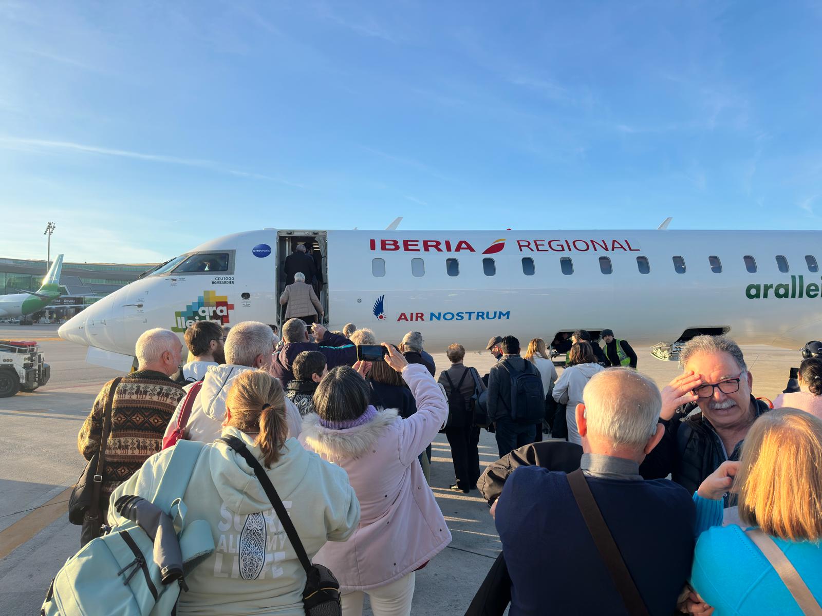 Embarque de los pasajeros del vuelo que tenía que unir este domingo Barcelona con León y que se ha desviado a Asturias. | LNC