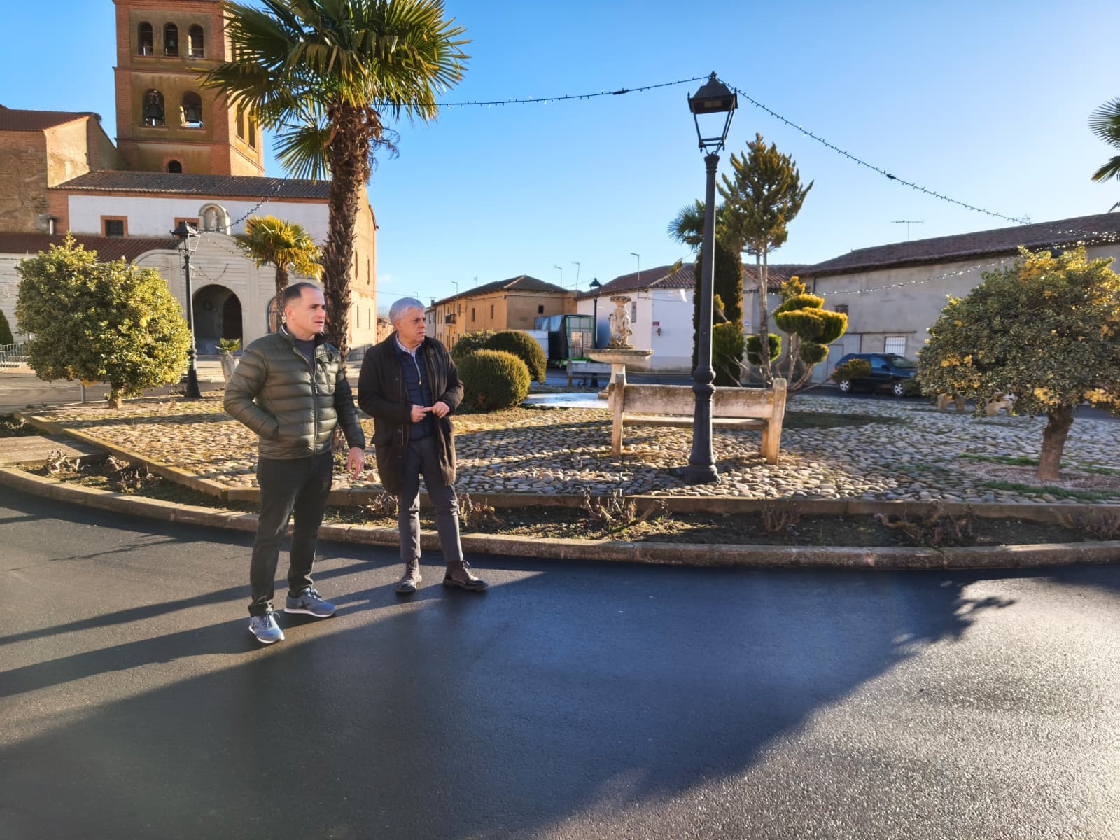 El alcalde de Villaquejida, David González, y el delegado de la Junta, Eduardo Diego, supervisan las obras. | LNC