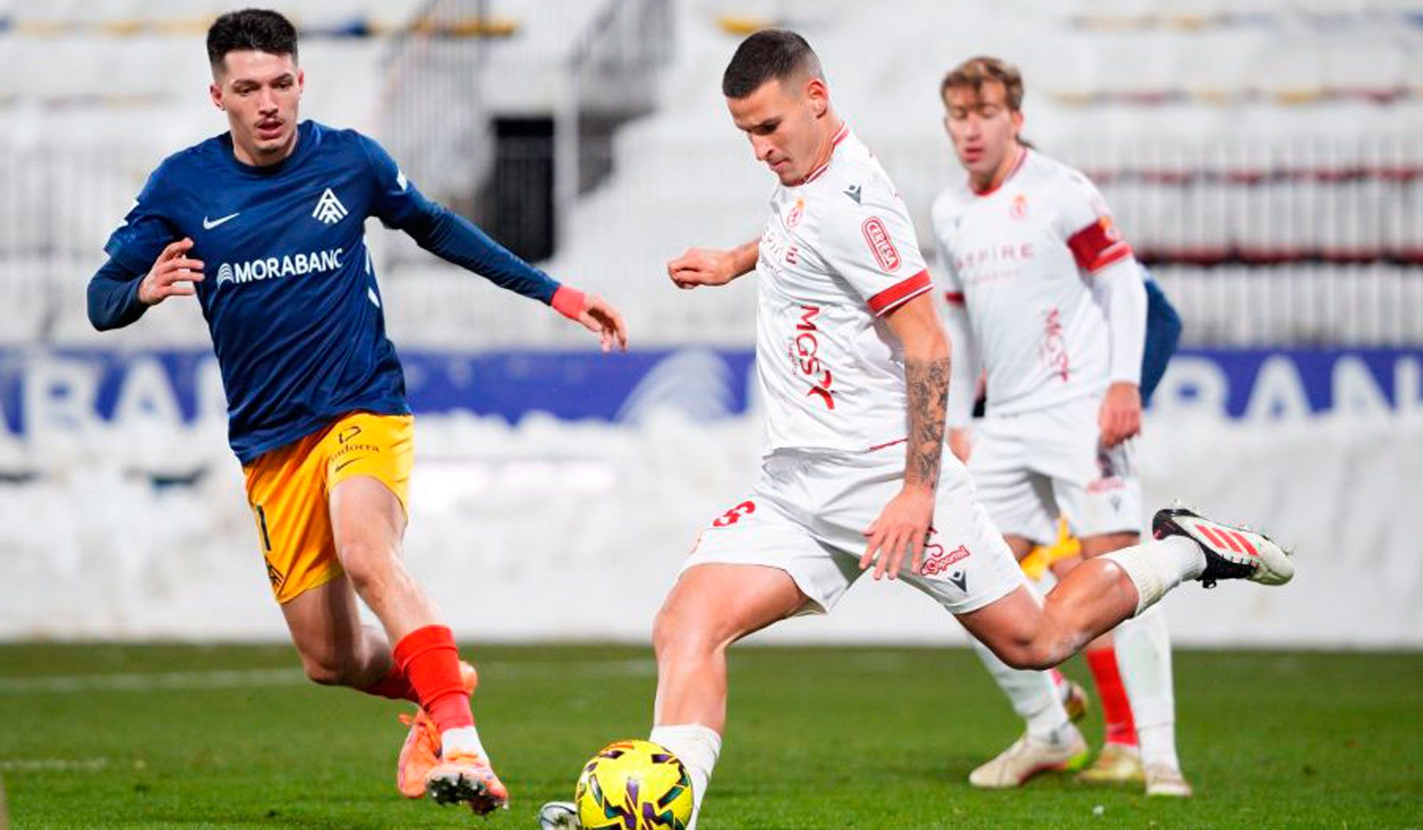 El central de la Cultural, Barzic, se dispone a golpear el balón frente al Andorra. | LALIGA
