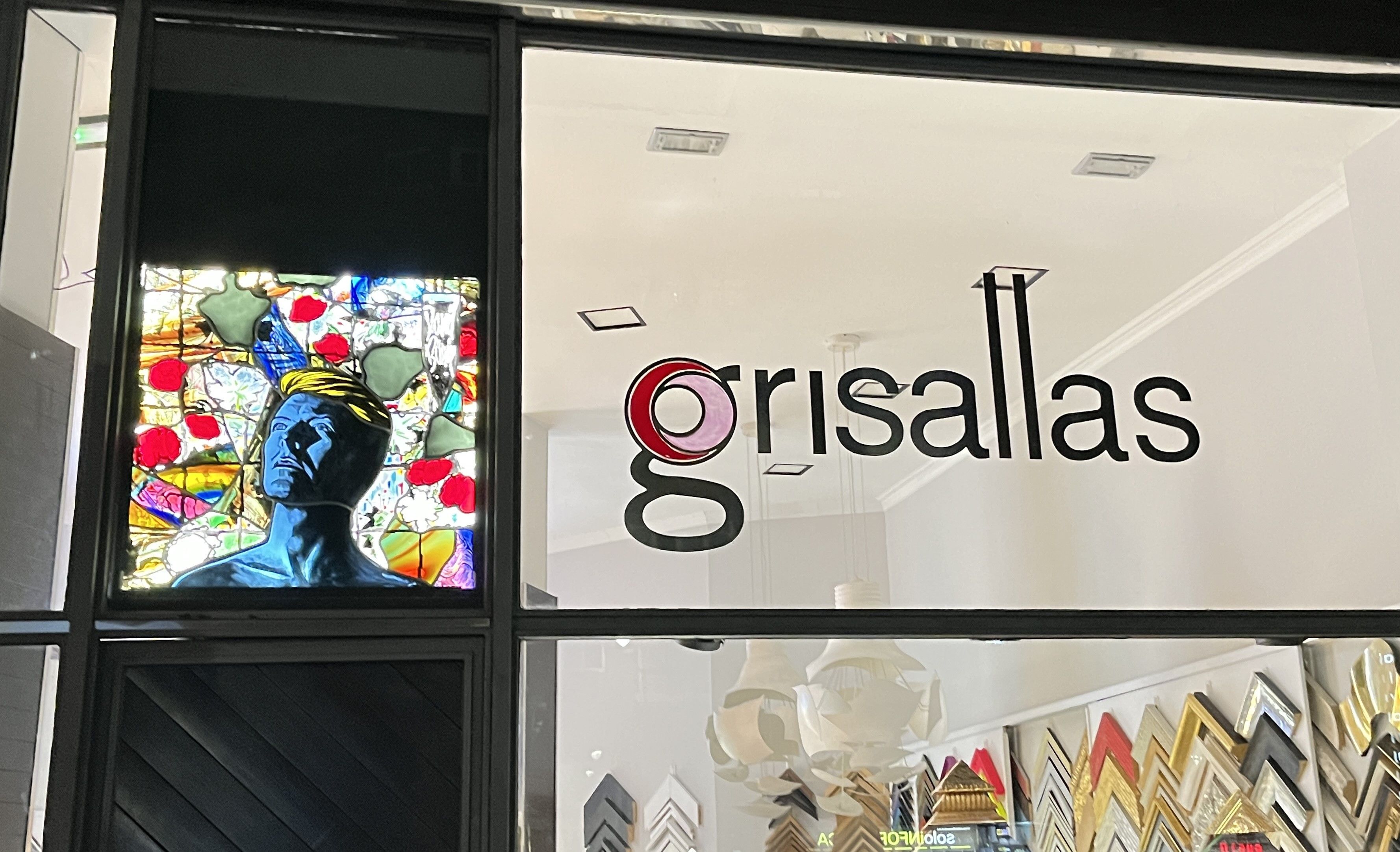 La vidriera dedicada a David Bowie está instalada y  situada sobre la puerta de Grisallas, coronando la entrada. | L.N.C.