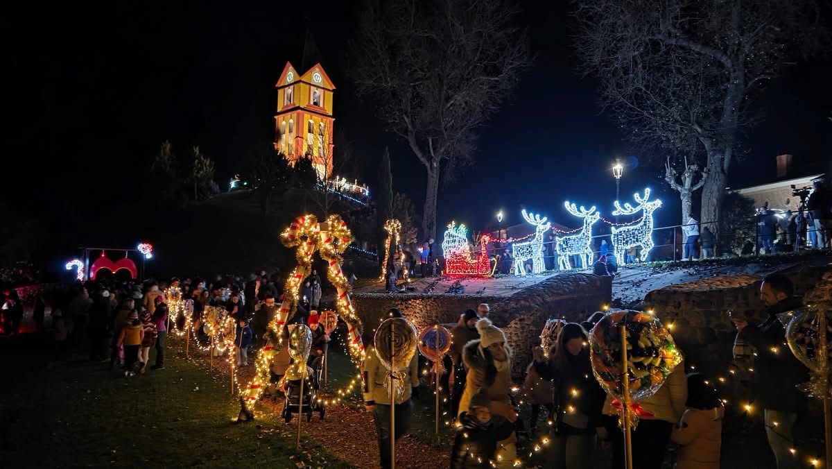 Iluminación de la Navidad este año en Almanza, pueblo europeo de la Navidad. | L.N.C.