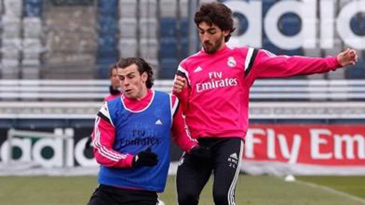 José León disputa un balón con Bale en un entreno. | MAJADAHONDA MAGAZINE