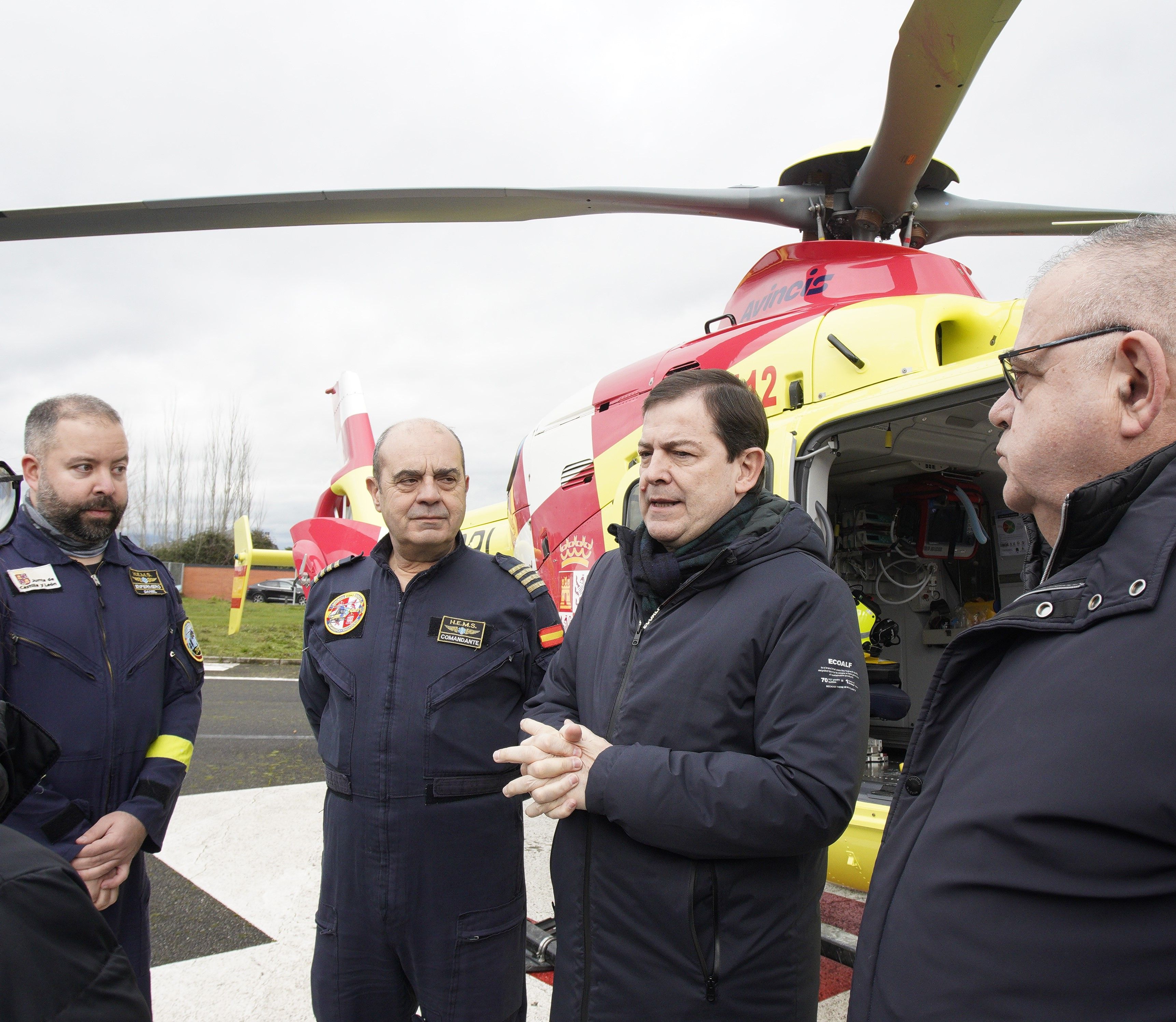 Mañueco presentando el nuevo helicóptero. | ICAL