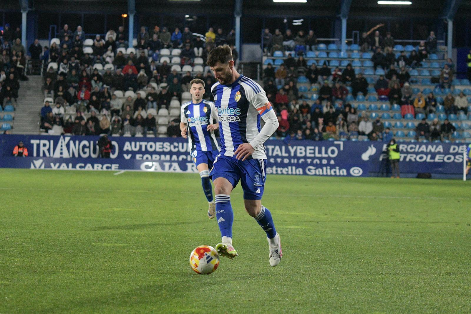 Borja Valle durante su partido número 100 con la Ponferradina. ENRIQUE RAMÓN