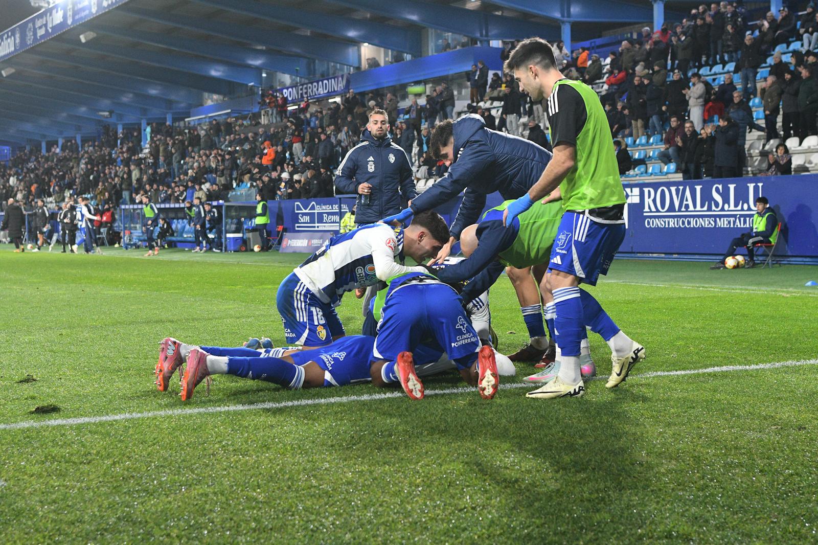Uno de los momentos de la celebración del segundo gol de la Ponferradina ante el Ourense, en el regreso del equipo a la victoria tras dos meses. ENRIQUE RAMÓN