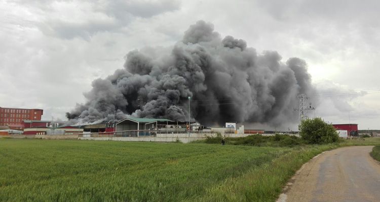 Imagen de archivo del incendio de la planta de Embutidos Rodríguez, que se produjo en mayo.