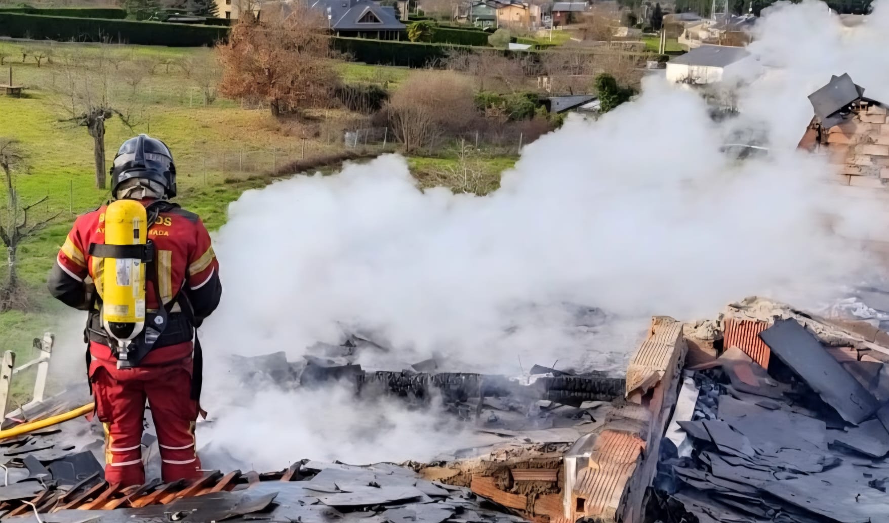 Incendio en una vivienda de Molinaseca. BOMBEROS PONFERRADA