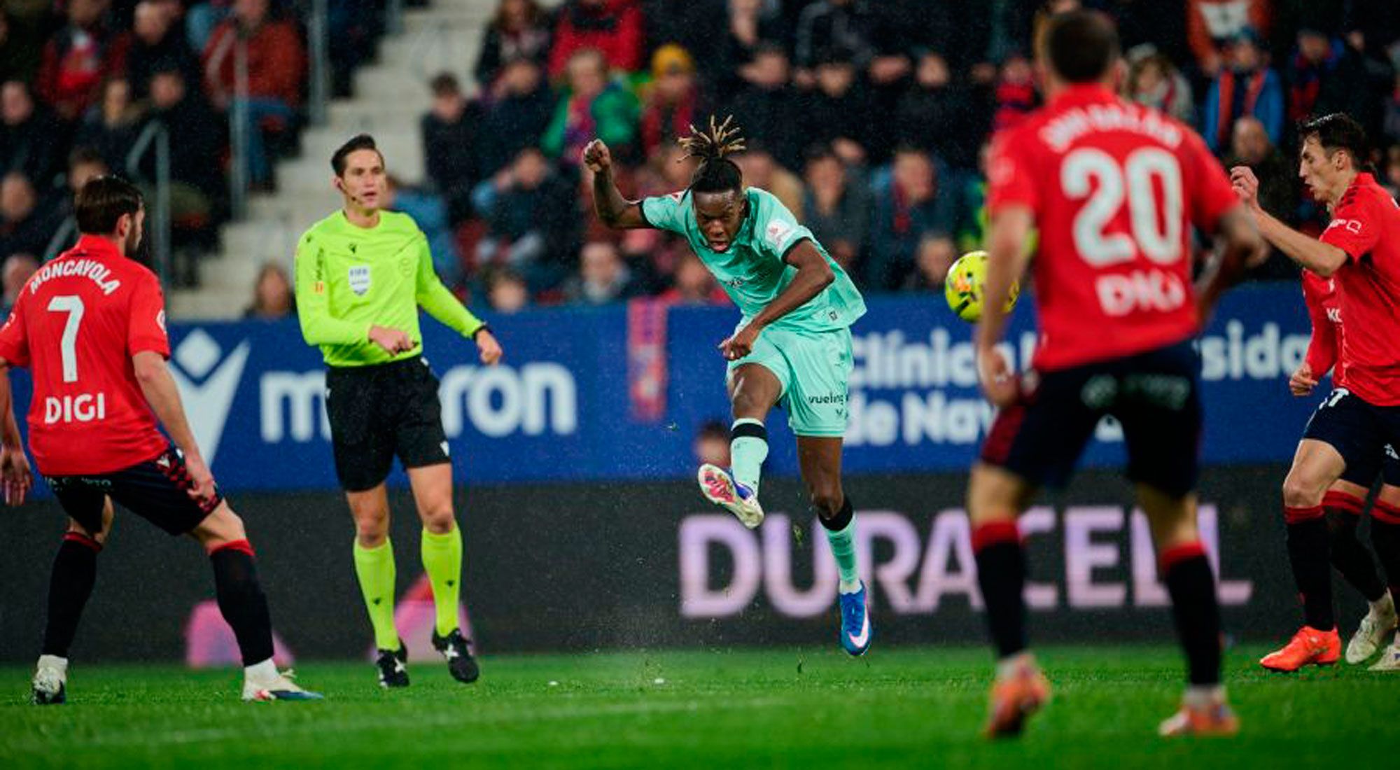 Nico Williams realiza un disparo en el último partido de liga del Athletic. | LALIGA