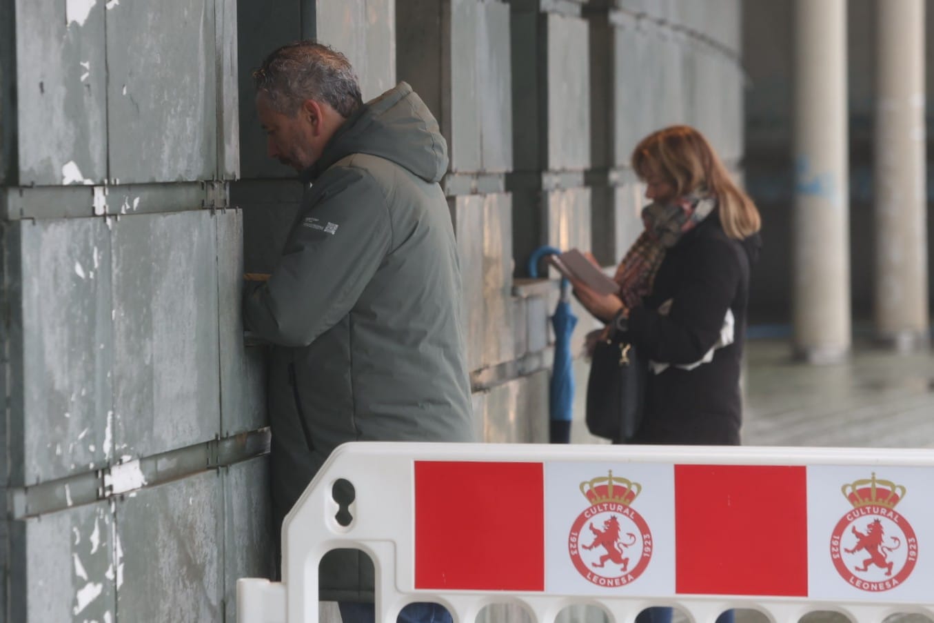 Aficionados de la Cultural compran entradas ayer en las taquillas del Reino. FERNANDO OTERO