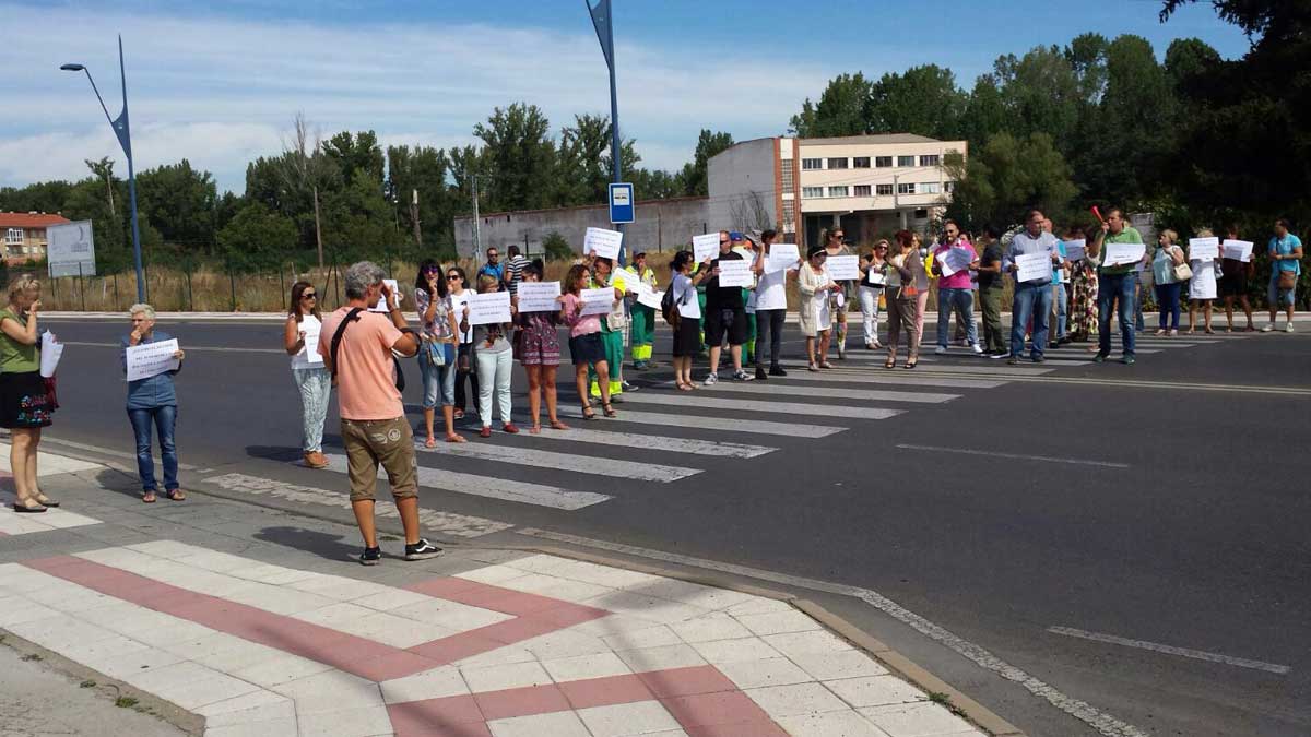 Los trabajadores cortaron la carretera para protestar por la supresión de la productividad. | L.N.C.