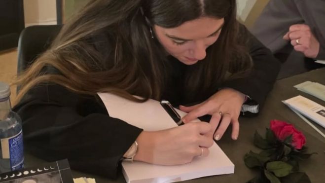 La autora firmando su tercer libro.