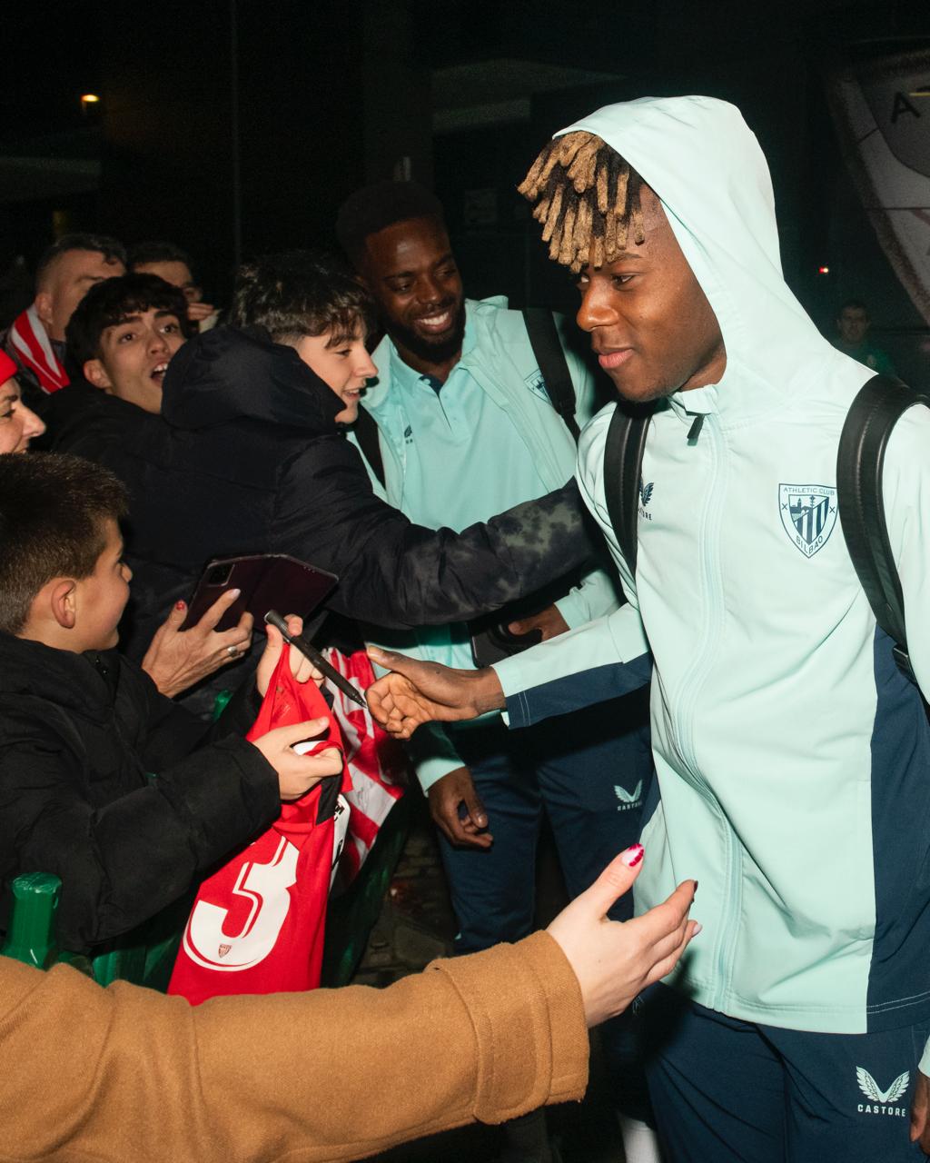 Los Williams firman autógrafos a su llegada al hotel. | ATHLETICCLUB