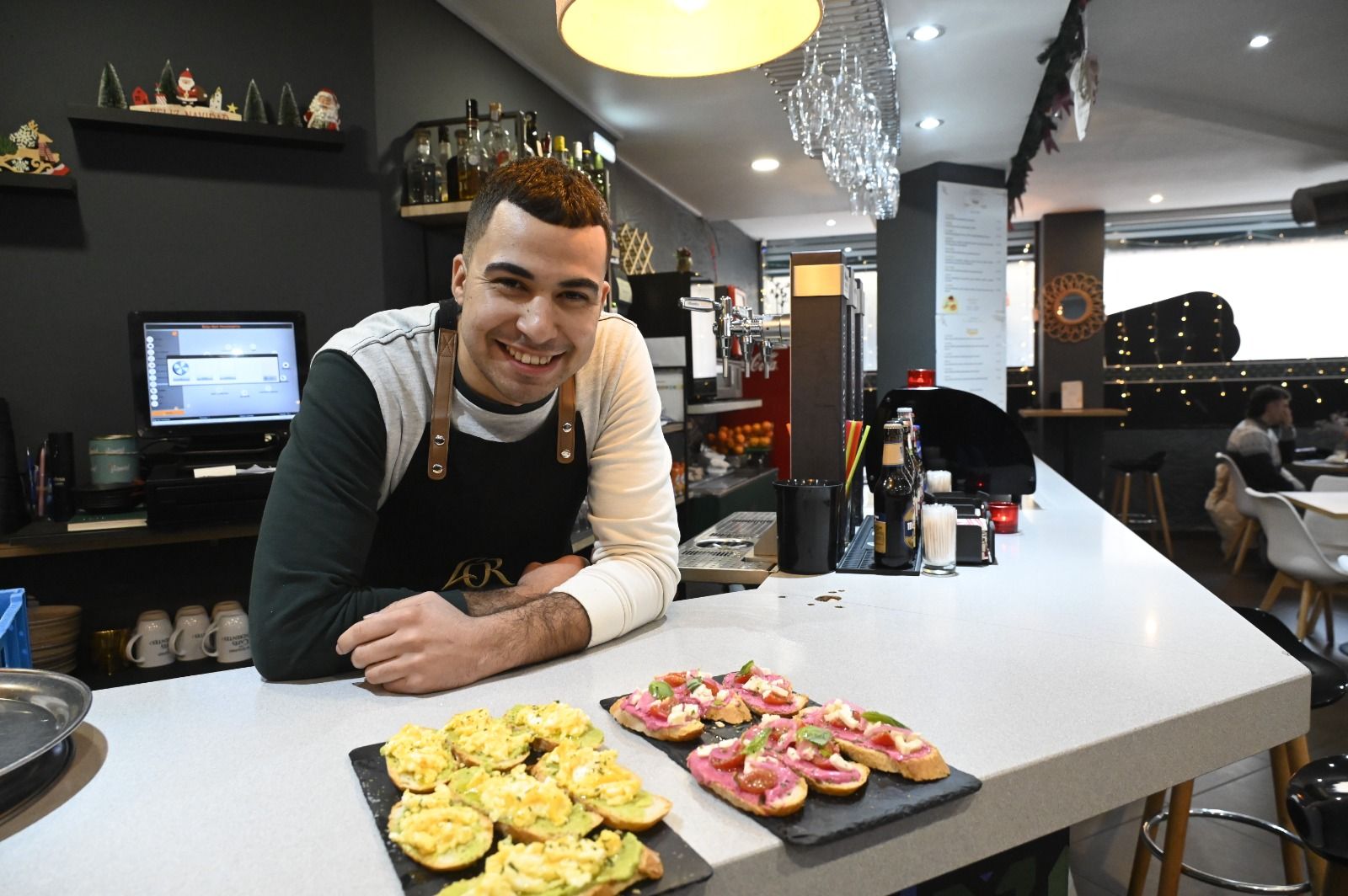 La Tosta Rica se ha convertido en uno de los bares de referencia de La Palomera. | SAÚL ARÉN