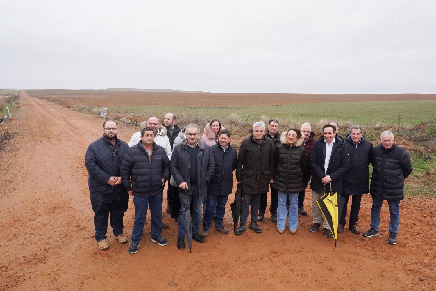 María González Corral durante la visita este martes a uno de los caminos de la concentración parcelaria realizada. | CAMPILLO (ICAL)