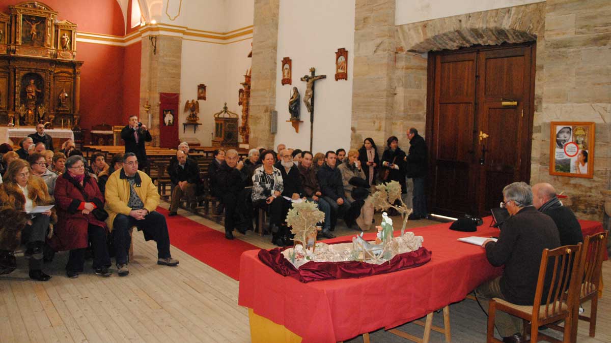 El encuentro de belenistas se celebrará por tercera vez en la iglesia parroquial de Robledo de la Valduerna. | ABAJO