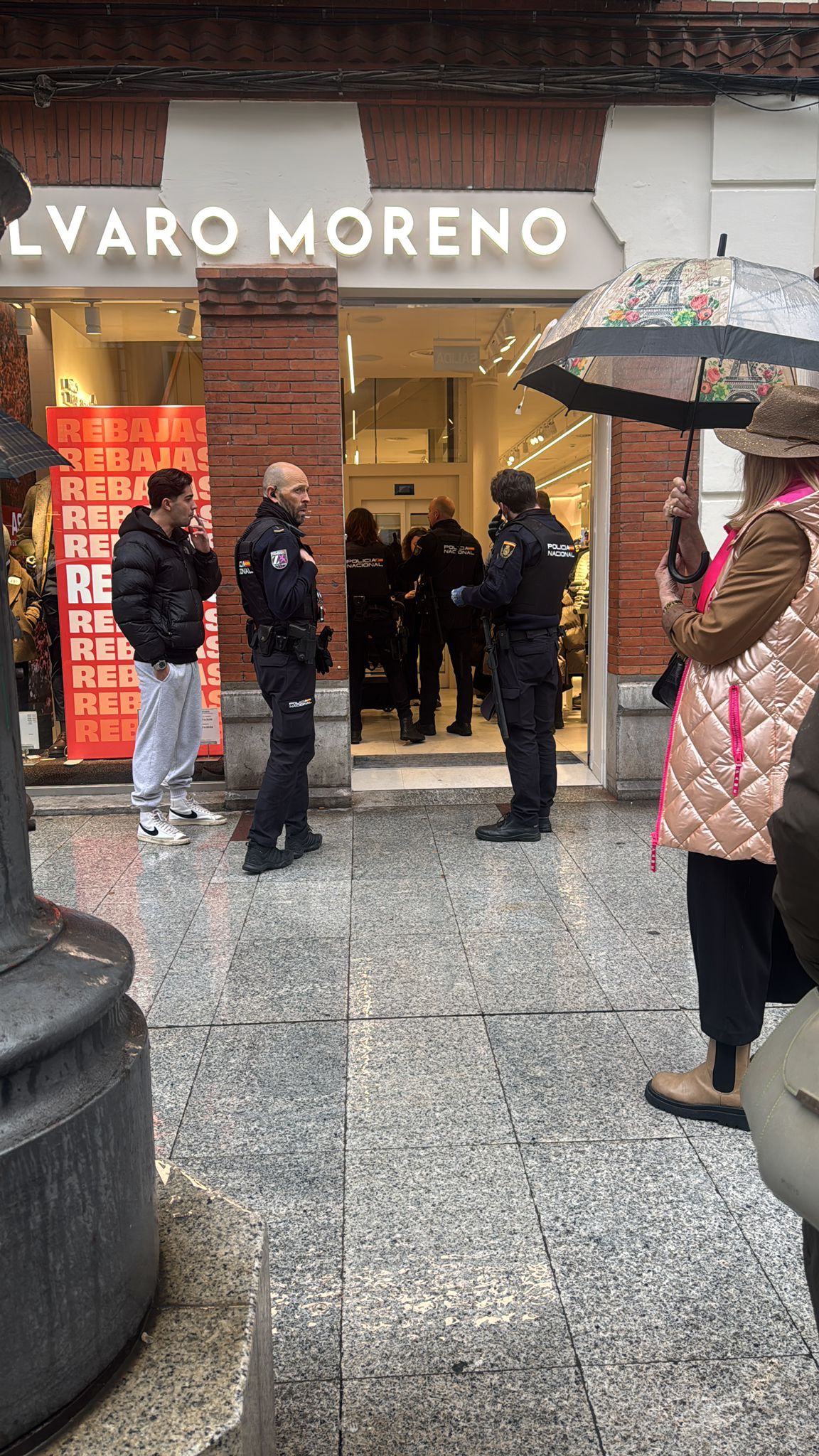 La Policía Nacional, a las puertas del establecimiento