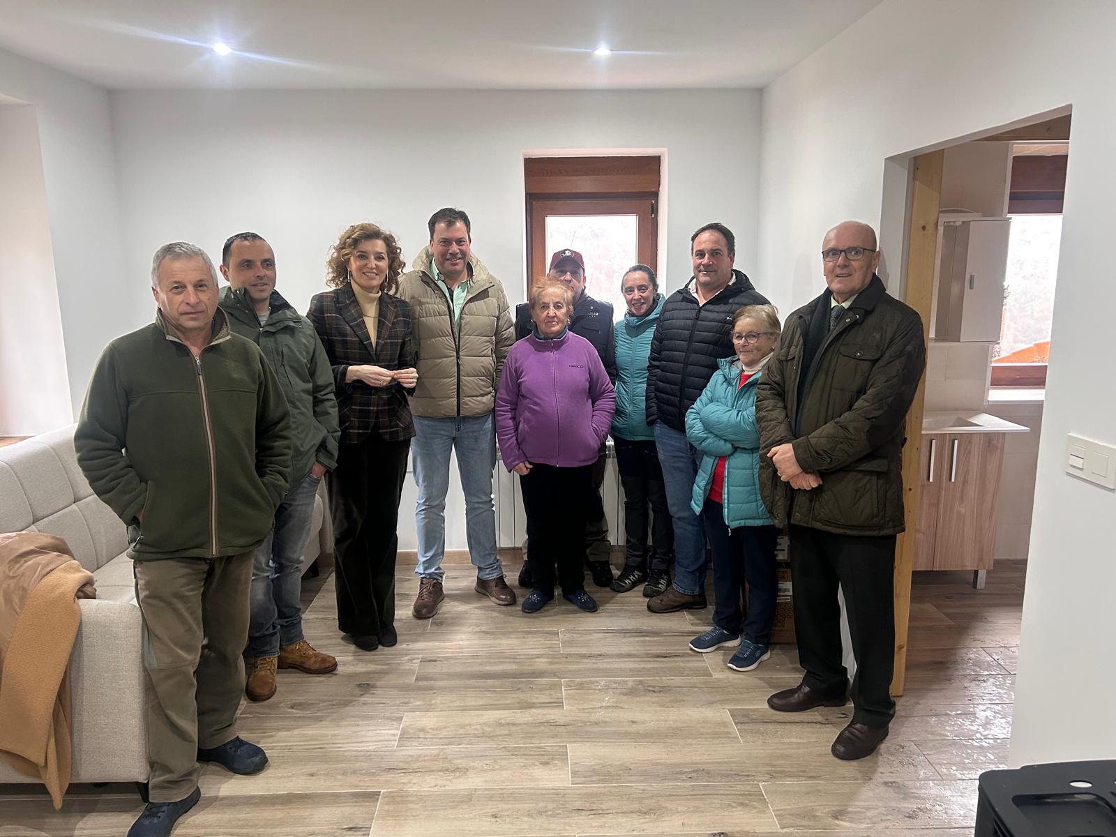 La directora general de Vivienda, Arquitectura, Ordenación del Territorio y Urbanismo visita la vivienda rehabilitada en Oseja.