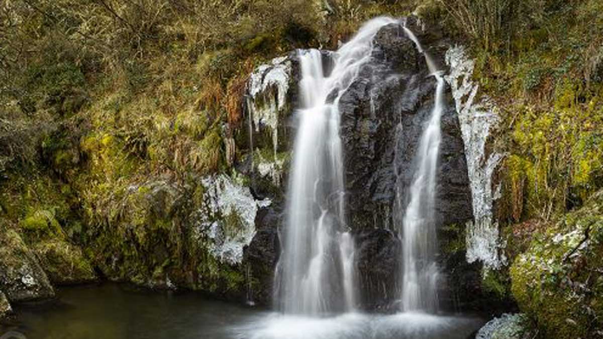 La ruta culmina con la llegada a la cascada, tras el ‘Prao de la Molina’. | OSCARGRAFÍAS