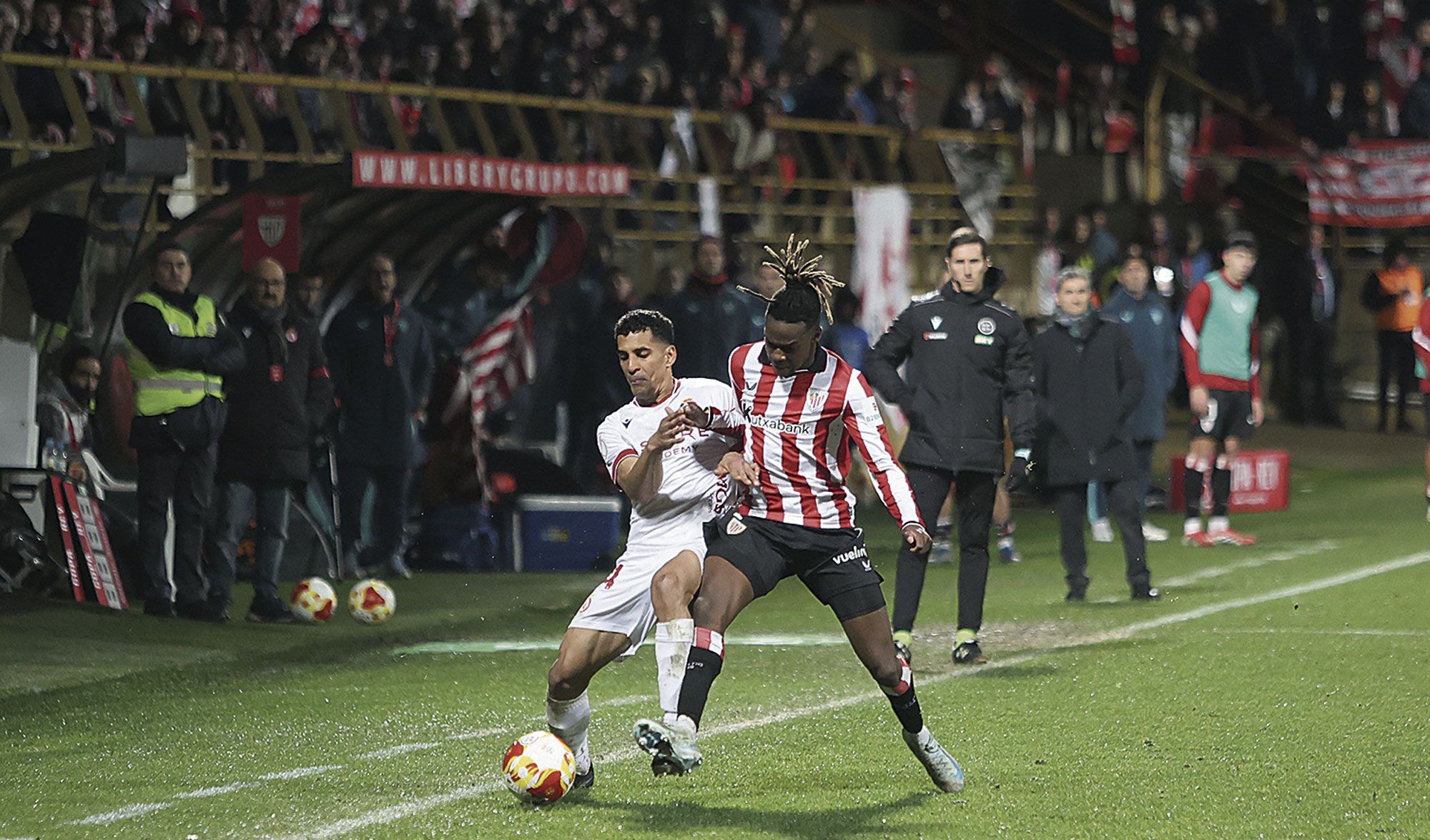 Víctor presiona a Nico Williams en una acción del Cultural - Athletic. | REPORTAJE GRÁFICO: FERNANDO OTERO