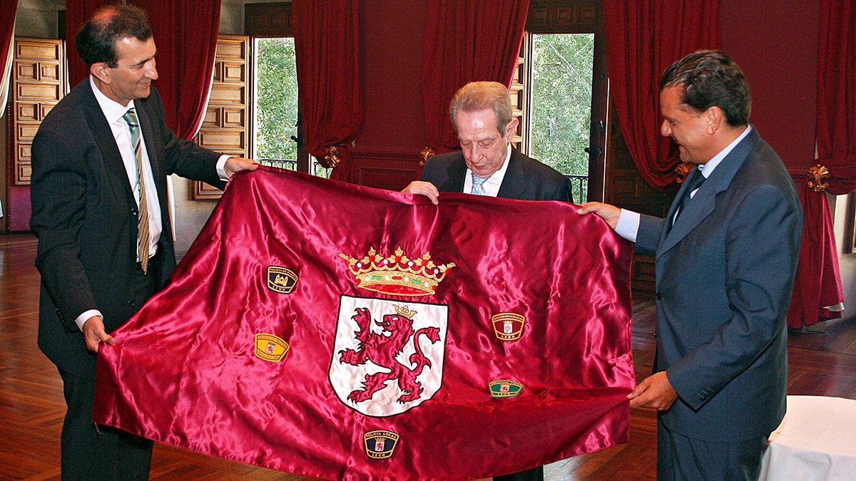 Antonino Fernández recibe del entonces alcalde Amilivia la bandera de León. | ICAL