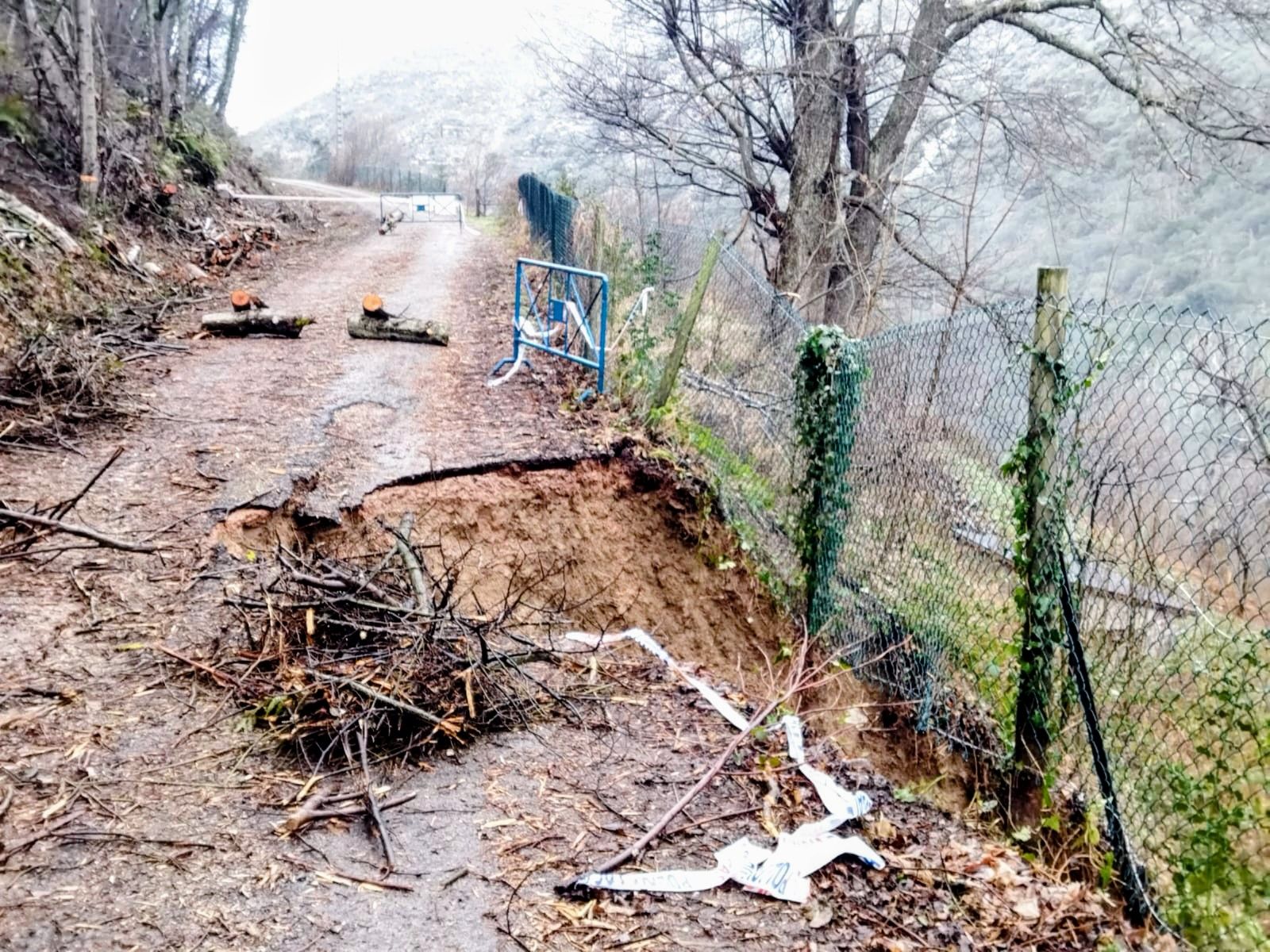 Hundimiento y desplome carretera acceso a Palacios de Compludo en 2024.
