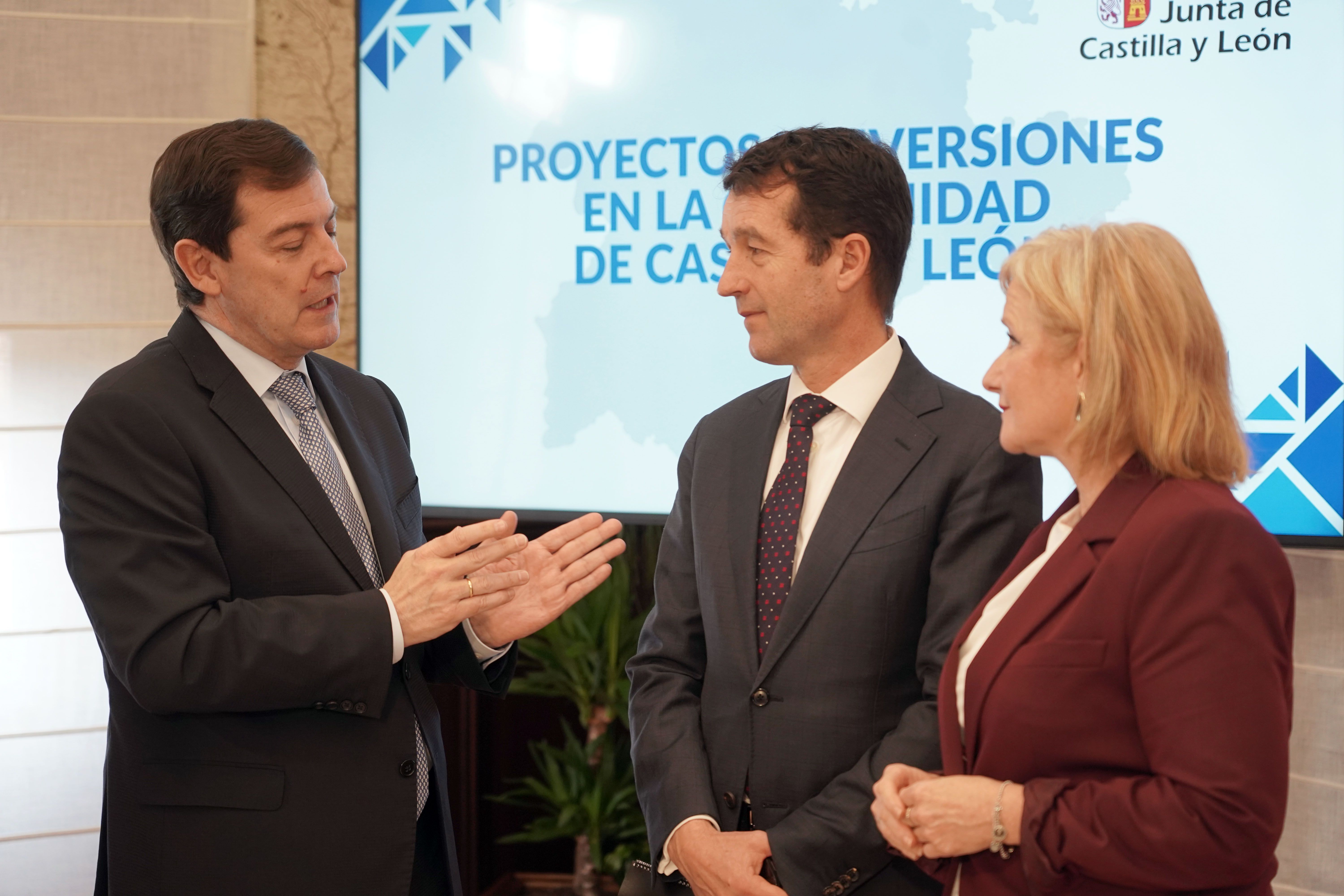 Un instante del encuentro entre Mañueco y los respresentantes de Indra. | ICAL