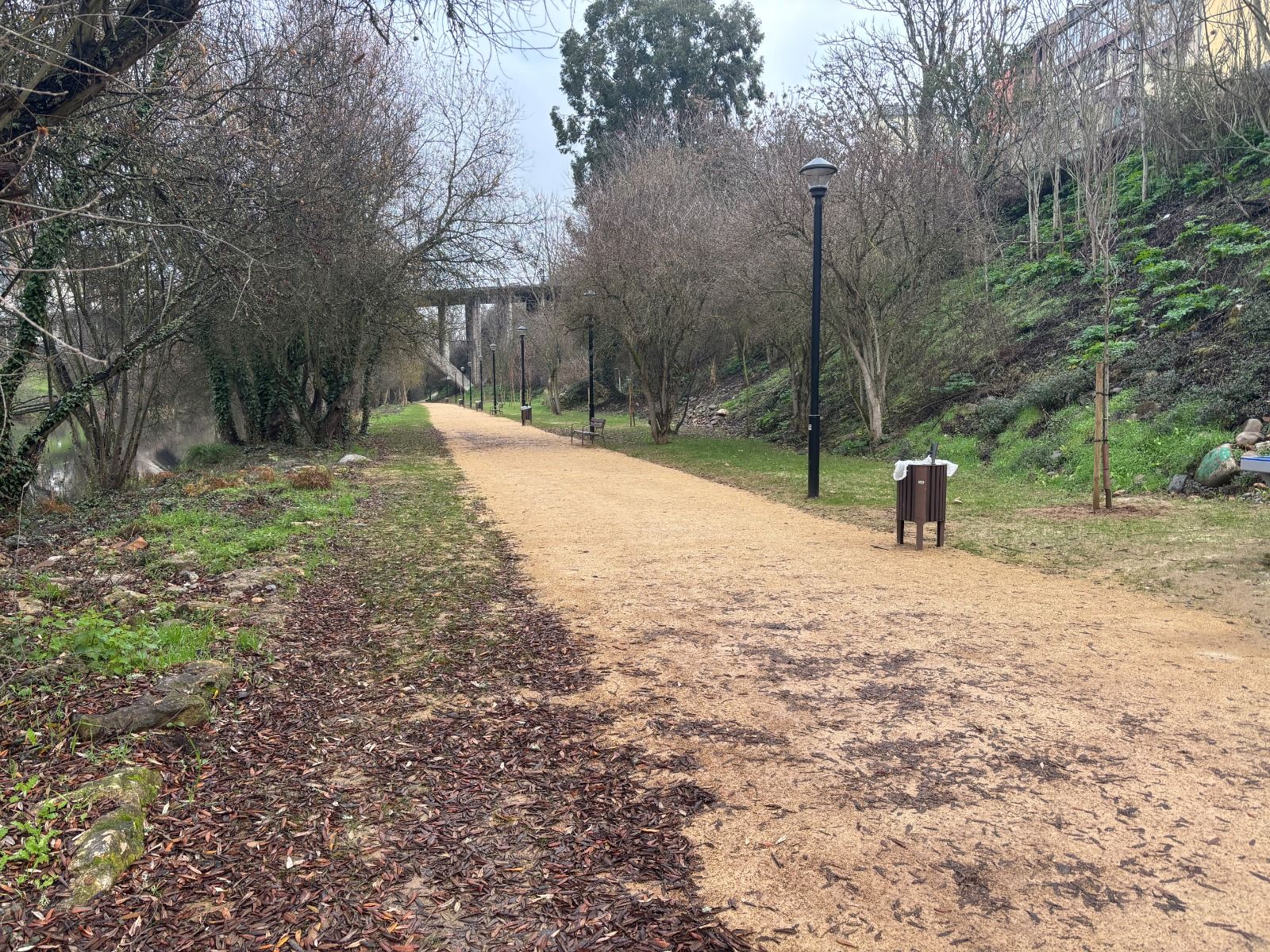 Zona recién adecuada en el paseo del río Sil. | JAVIER FERNÁNDEZ