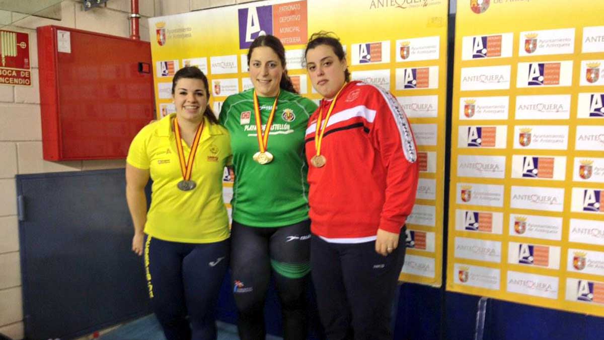 La leonesa Sidorella Bracic (izq) junto con las otras dos medallistas.