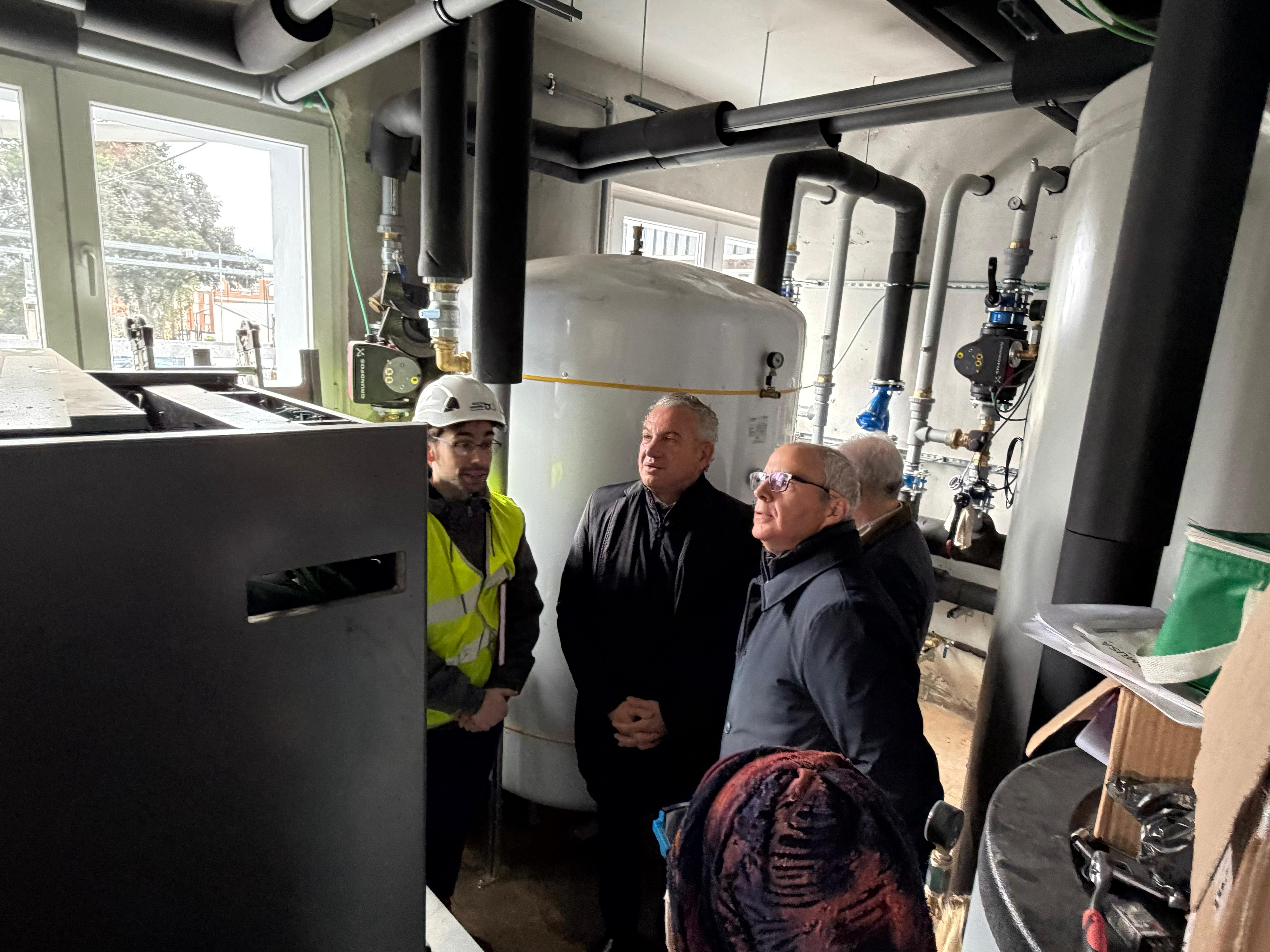 Nicanor Sen viendo el proyecto en el colegio de Fabero. 