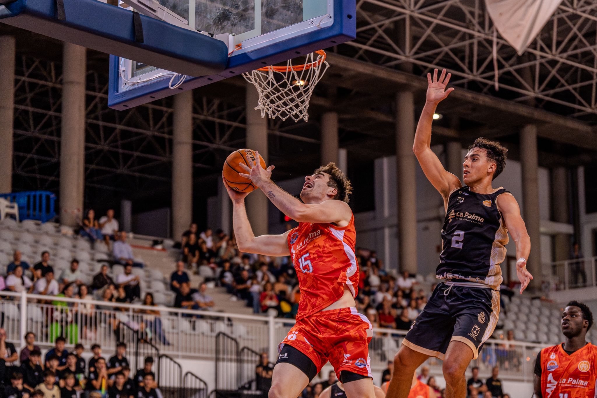 Larrea deja una bandeja durante un encuentro esta temporada con Aridane. | L.N.C.